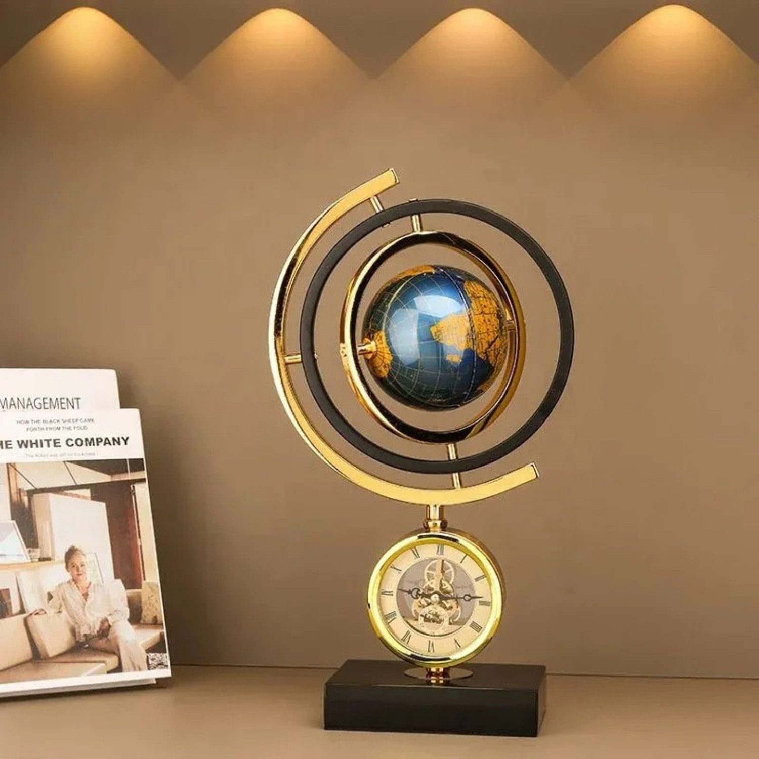 Quality Elegance Dekoobjekt Goldene Globus-Uhr mit Marmorsockel – Luxus Dekoration