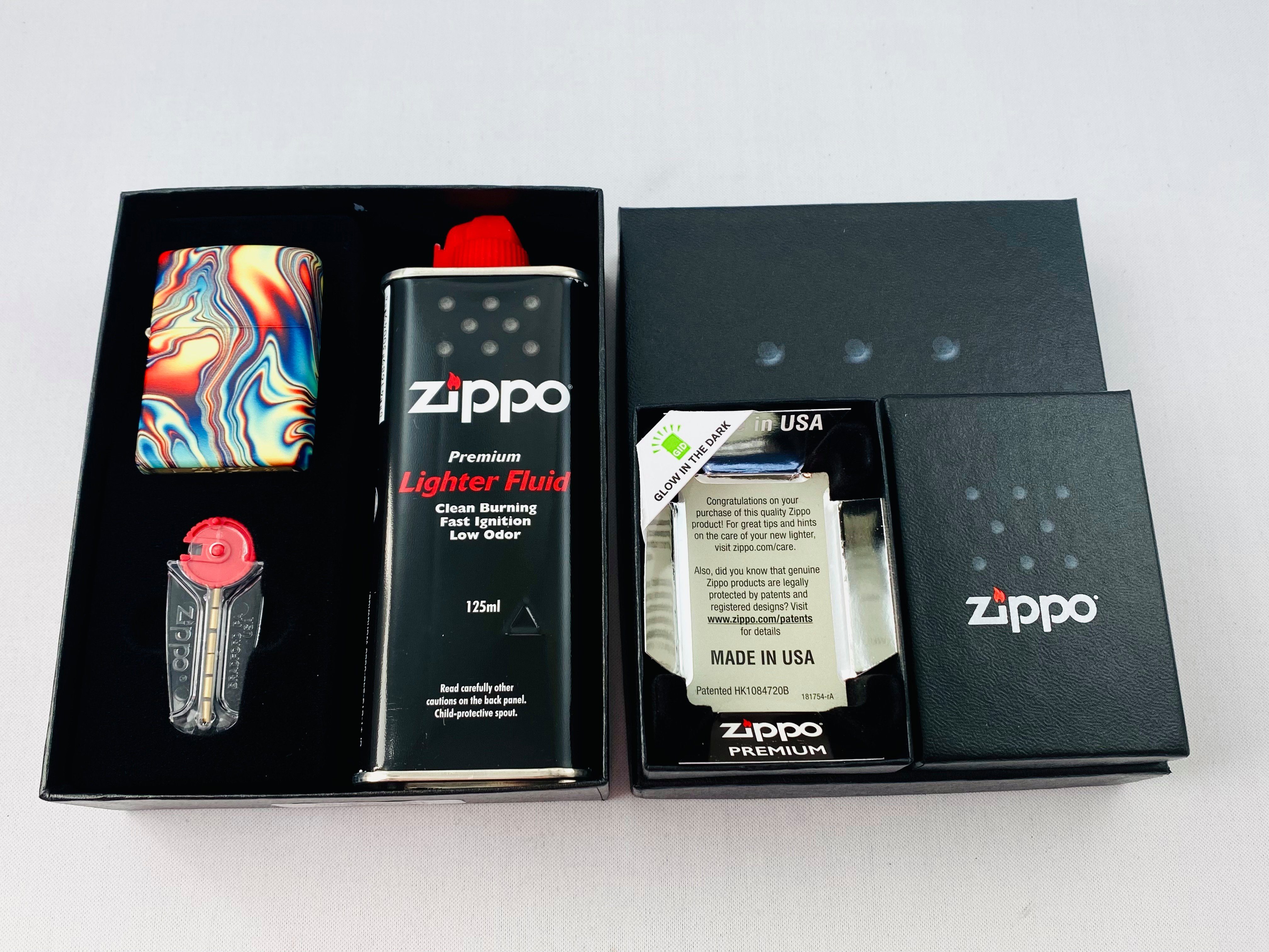 Zippo Feuerzeug Geschenkset 540° Colorful Swirl Glow in the Dark Green, Zippo Geschenkbox inkl. Feuerzeug, Steine und Benzin