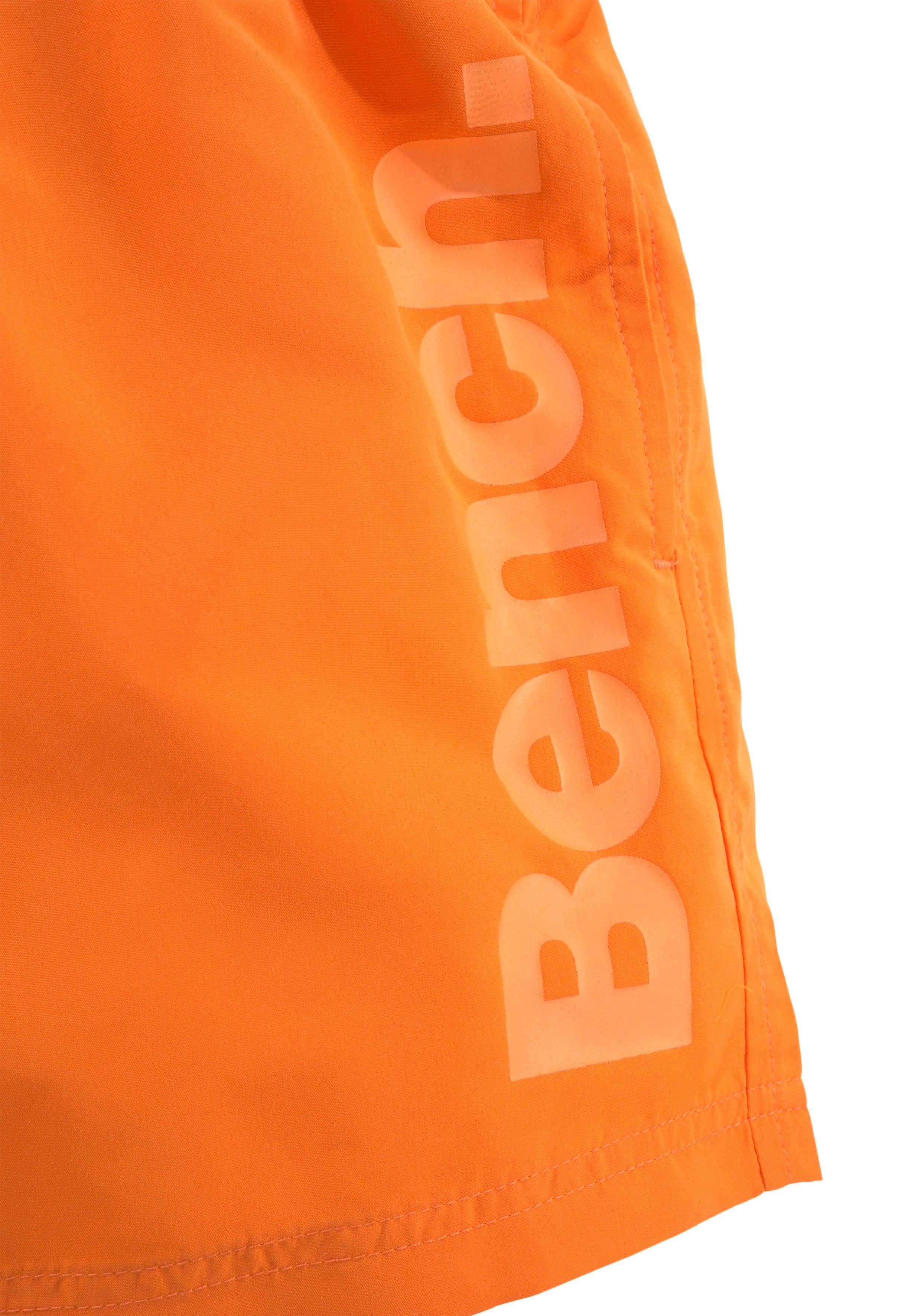 mit Logoschriftzug Badeshorts Bench. seitlichem orange