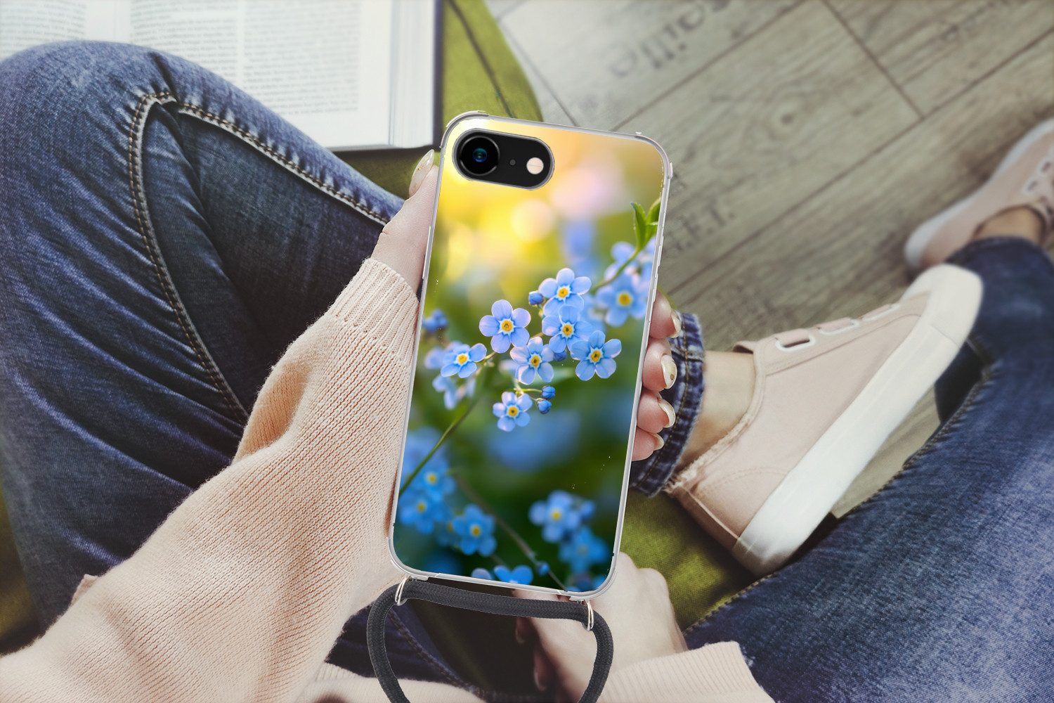 MuchoWow Handyhülle für Apple iPhone 8 Blumen - Blau - Vergissmeinnicht, Tragbare Handyhüllen mit Kette zum umhängen, Handykette Handyband