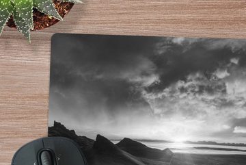 MuchoWow Gaming Mauspad Sonnenuntergang auf Skye in schwarz-weiß (1-St), Mousepad mit Rutschfester Unterseite, Gaming, 40x40 cm, XXL, Großes