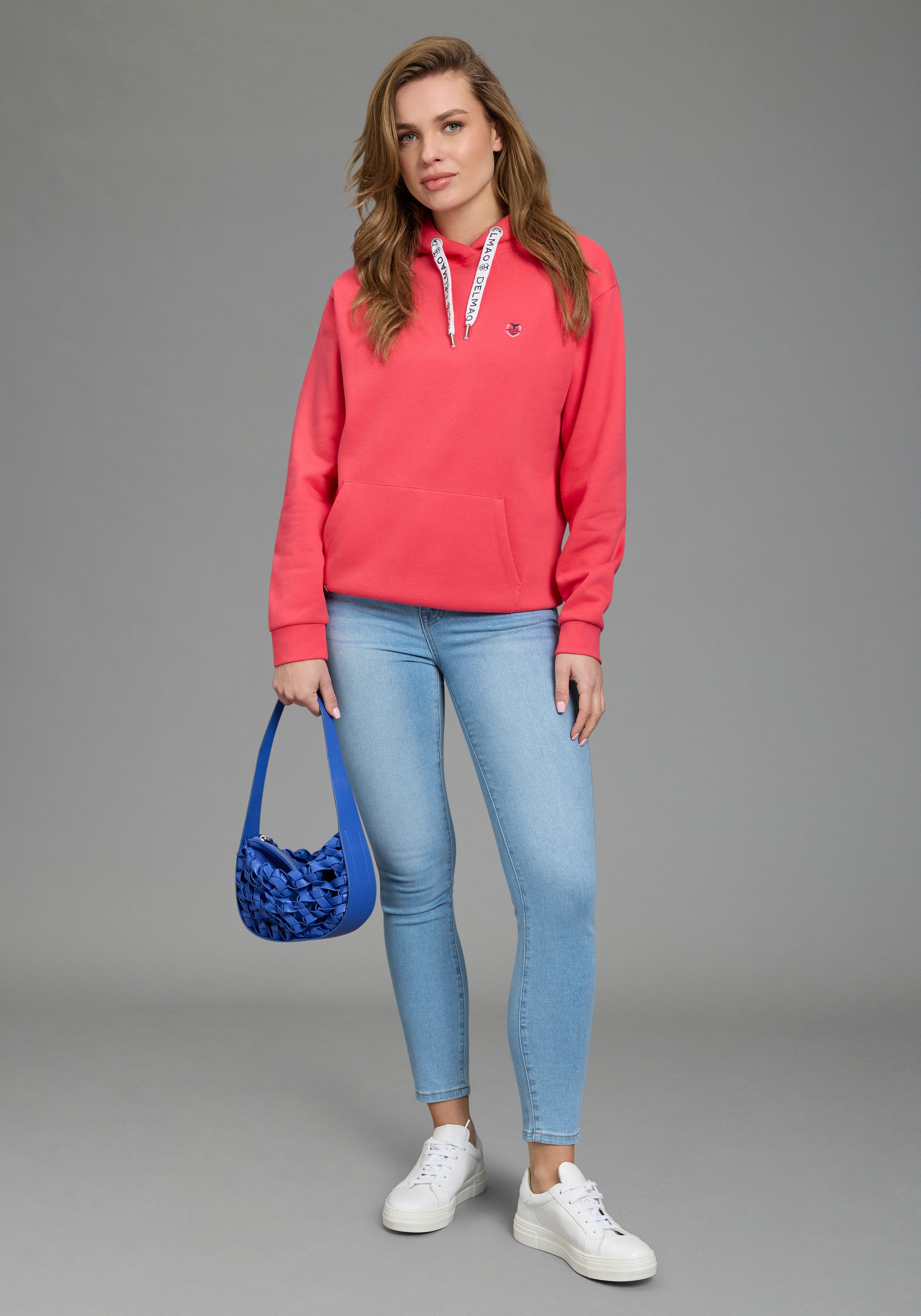 DELMAO Kapuzensweatshirt Weiche Baumwollmischung mit Kängurutasche und bedruckter Kordel – Bild 5 von 5