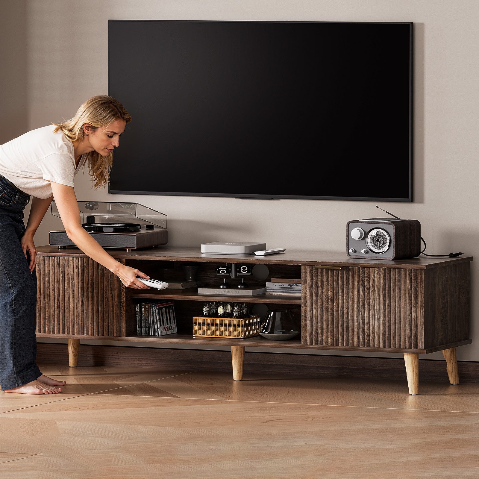 Yorbay Lowboard TV Schrank stehend, für Fernsehr bis zu 65 Zoll, 147cm Breit, Vintage TV Möbel mit 2 Türen, Holz Beine&Goldene Griffer,Vintage Braun