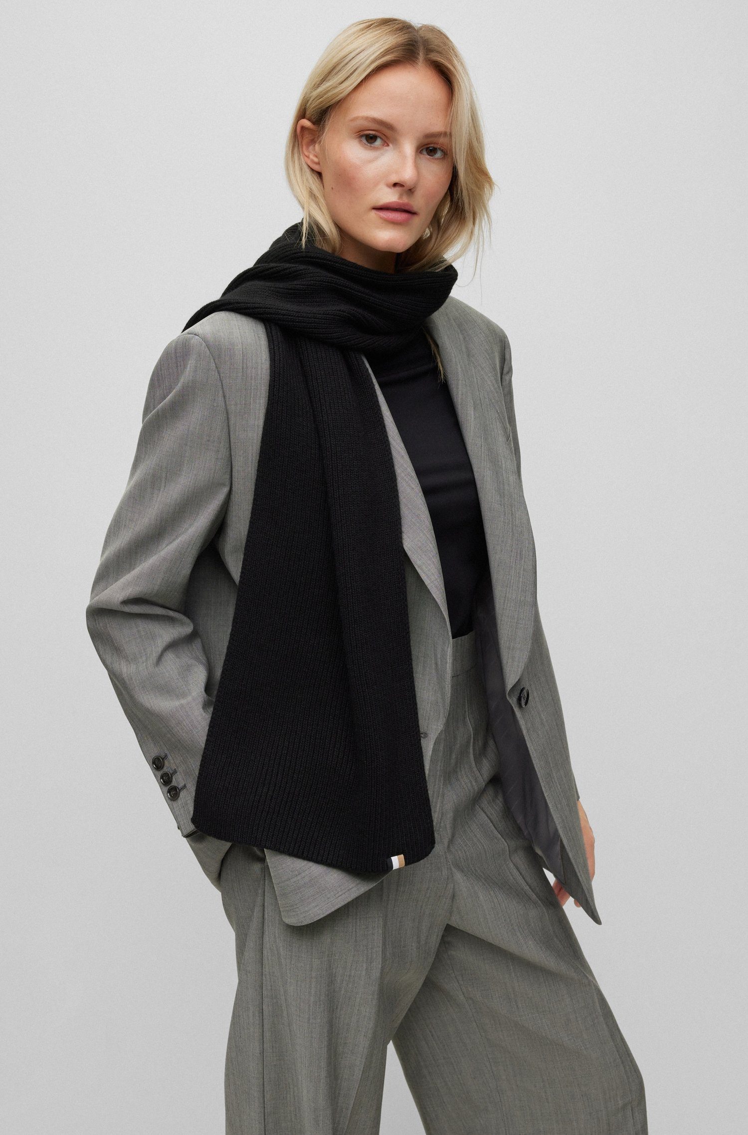 BOSS Schal Laura_scarf, gerippt, mit feinem Strickmuster und  Signature-Streifen-Etikett, Hochwertiger Materialmix mit Wolle & Kaschmir