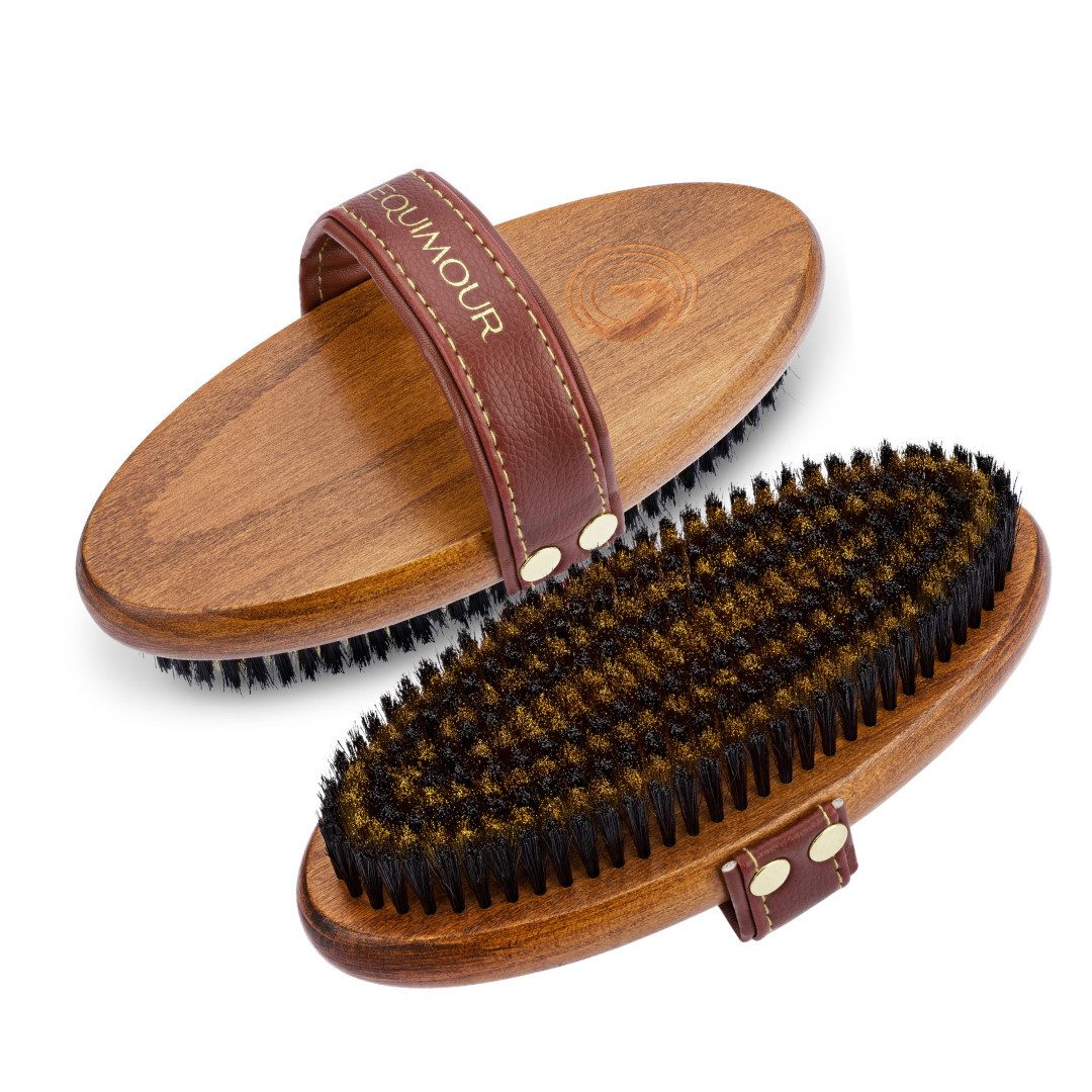 Equimour Pferdebürste Metall-Bürste für gründliche Fellreinigung, (1-tlg), Schweinehaarborsten mit Messingdraht, vegane Lederhandschlaufe