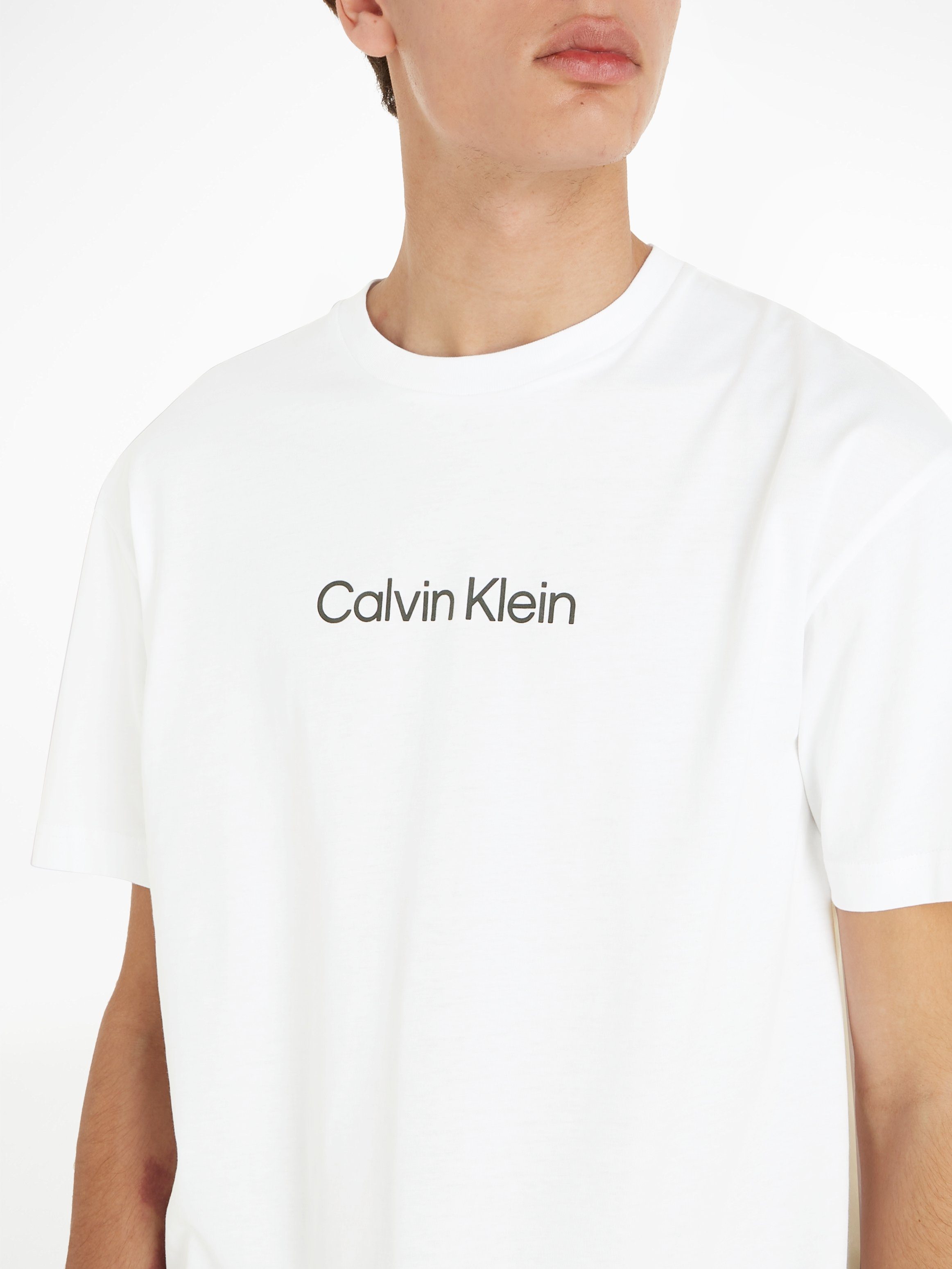 aufgedrucktem Markenlabel T-SHIRT Calvin LOGO White Klein COMFORT mit T-Shirt Bright HERO