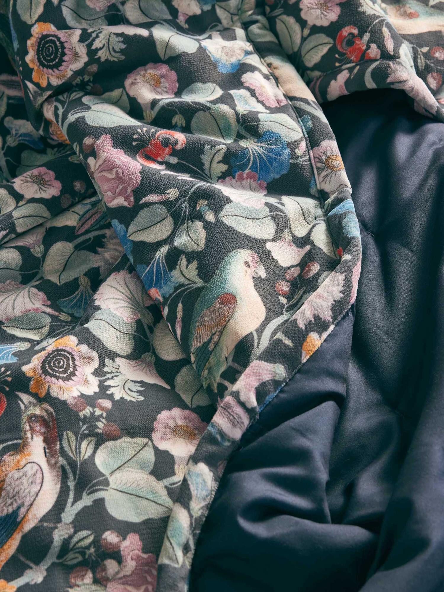 Essenza Tagesdecke Aleste, aus weichem Samt mit Blumenprint