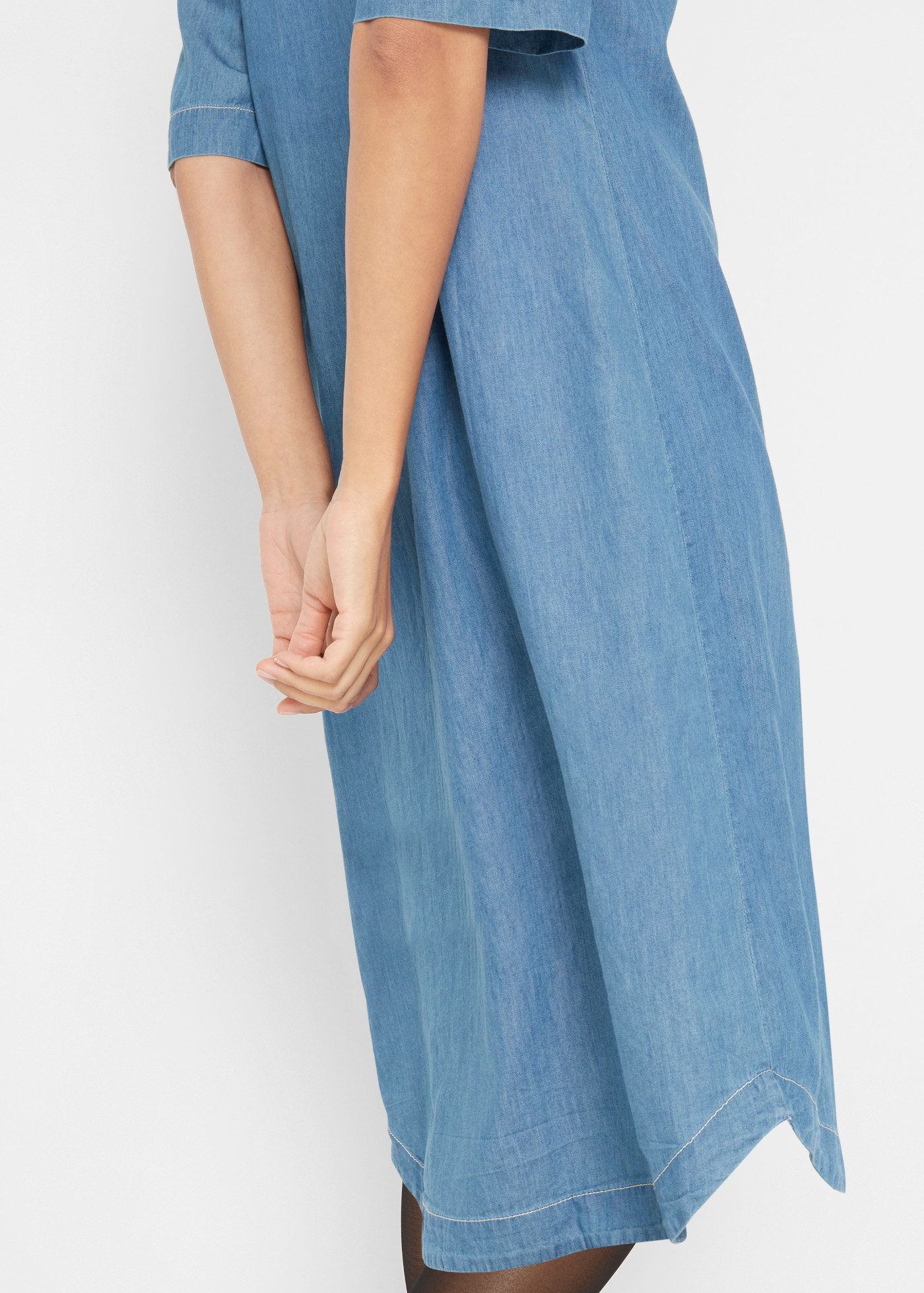bonprix Jeanskleid aus weichem Jeans-Material, mit Biesen und Knopfleiste am Oberteil – Bild 4 von 5