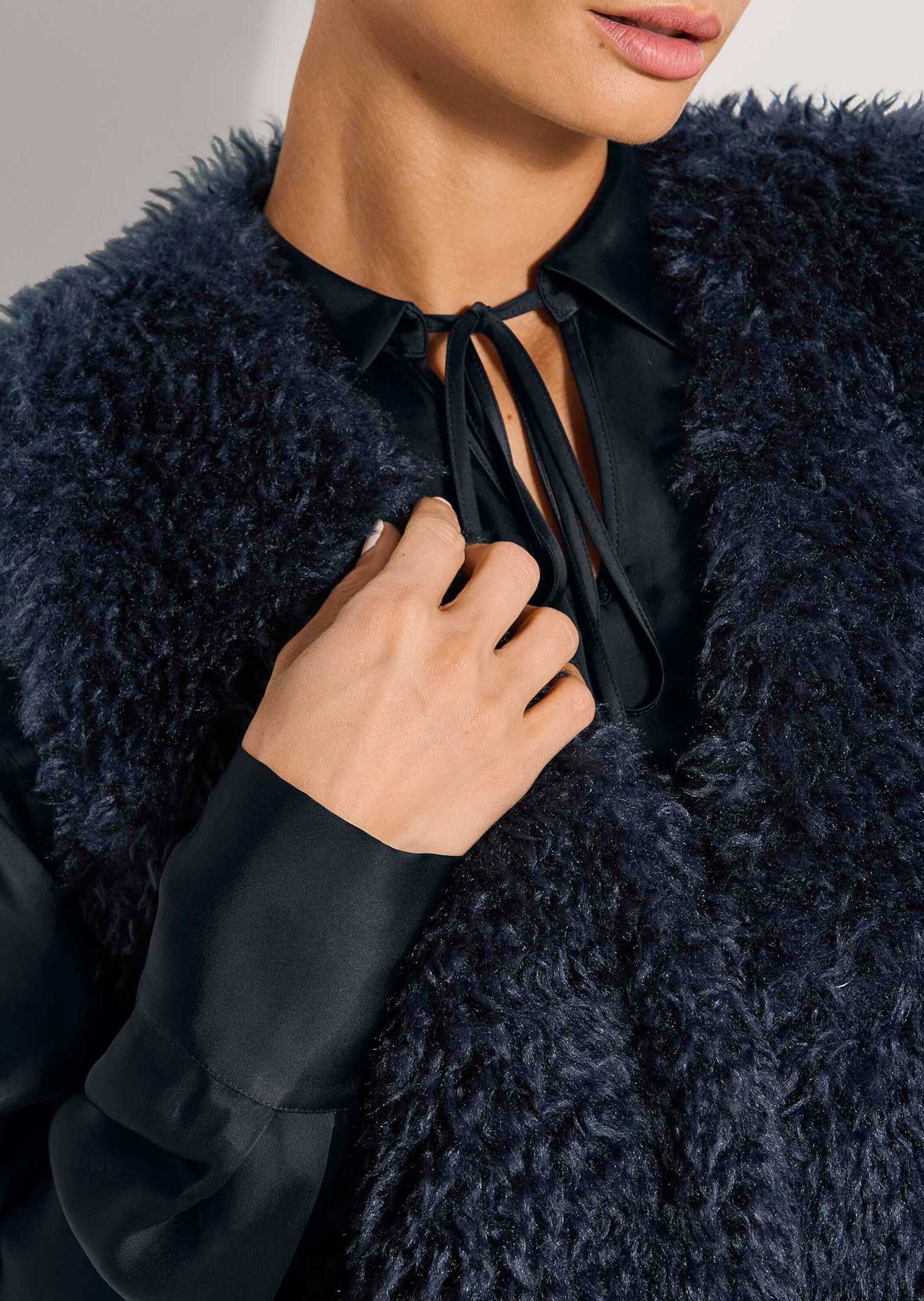 MADELEINE Kurzweste Faux-Fur-Weste mit langem Flor Extralanges Kunstfell mit flauschigem Volumen – Bild 4 von 5