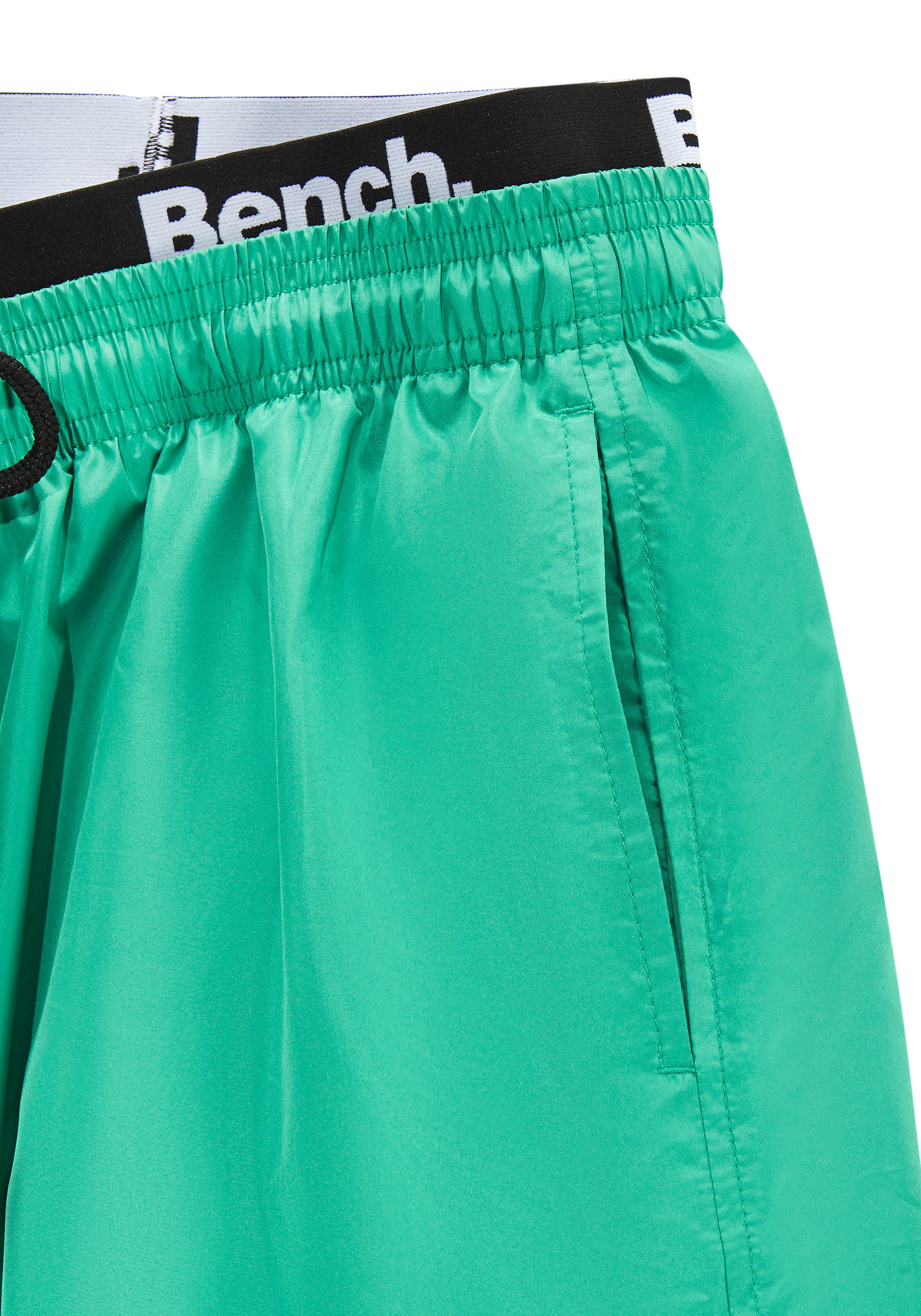 Bench. Badehose mit modernem Logobund