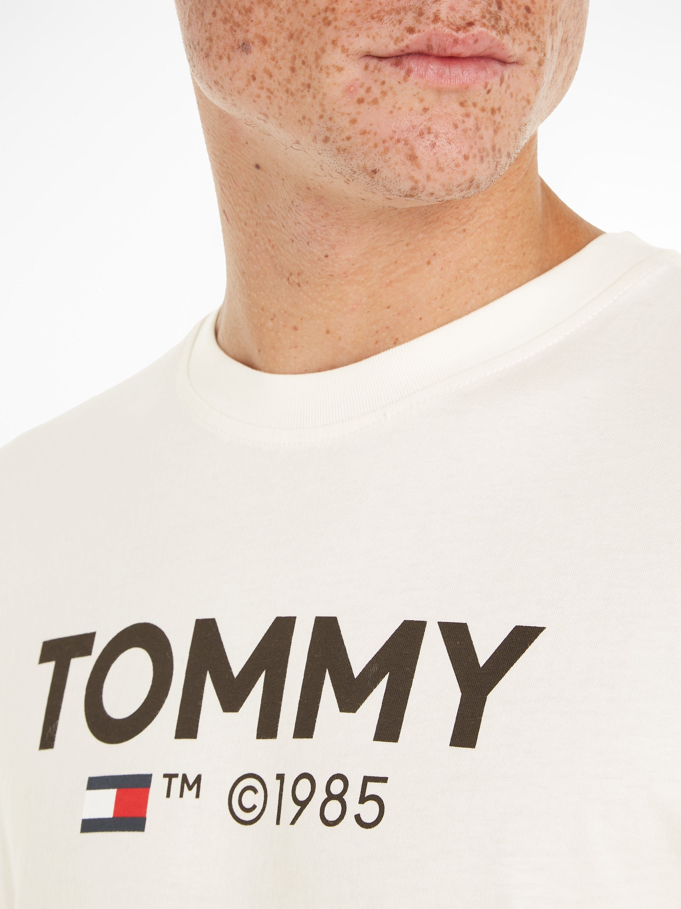 Tommy Jeans T-Shirt Tommy ESSENTIAL auf TJM TEE SLIM White TOMMY Brust mit der Ancient Druck großem