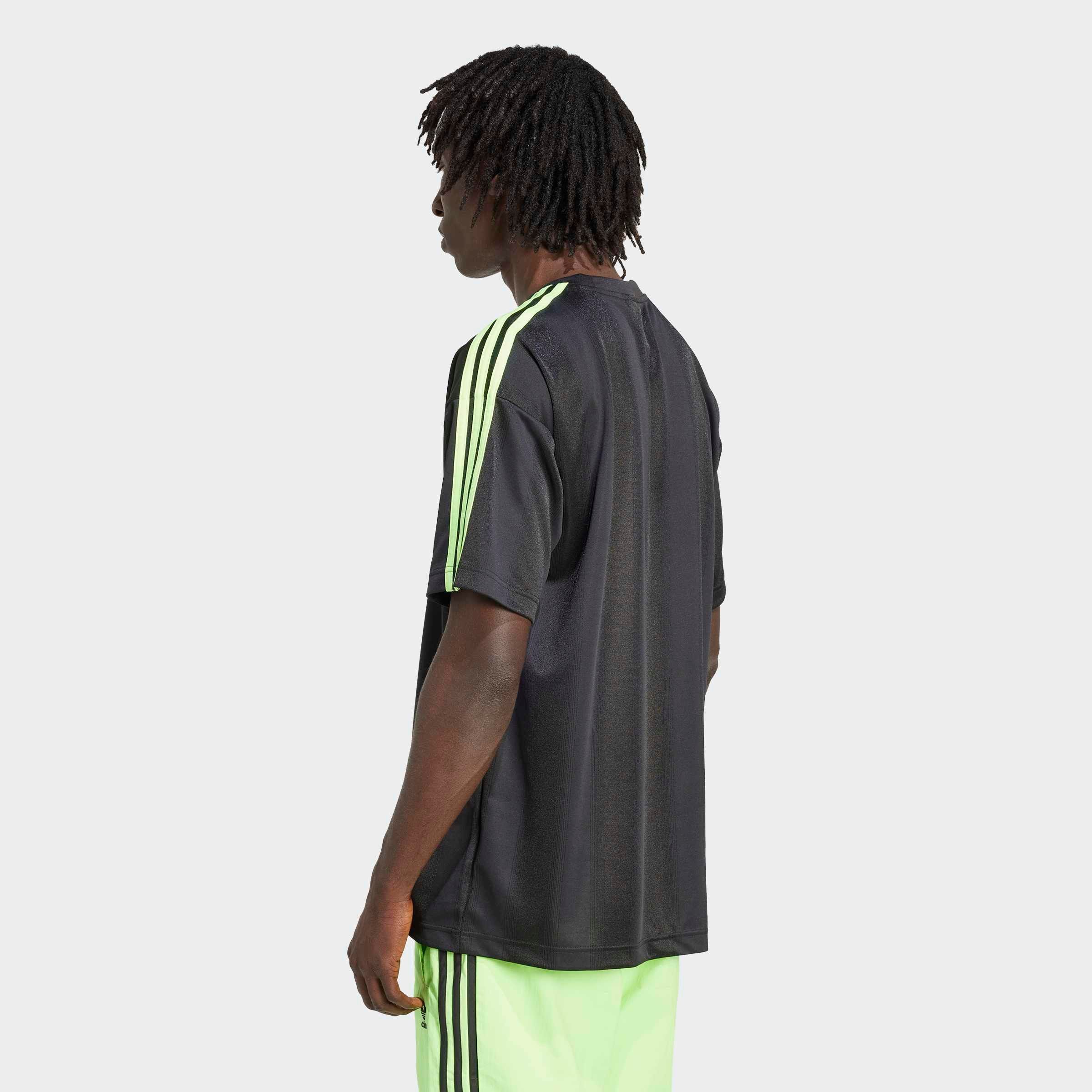 adidas Originals T-Shirt ADIDAS ADICOLOR JACQUARD TRIKOT lockere Passform, Rundhalsausschnitt, mit klassischem Trefoil Logo