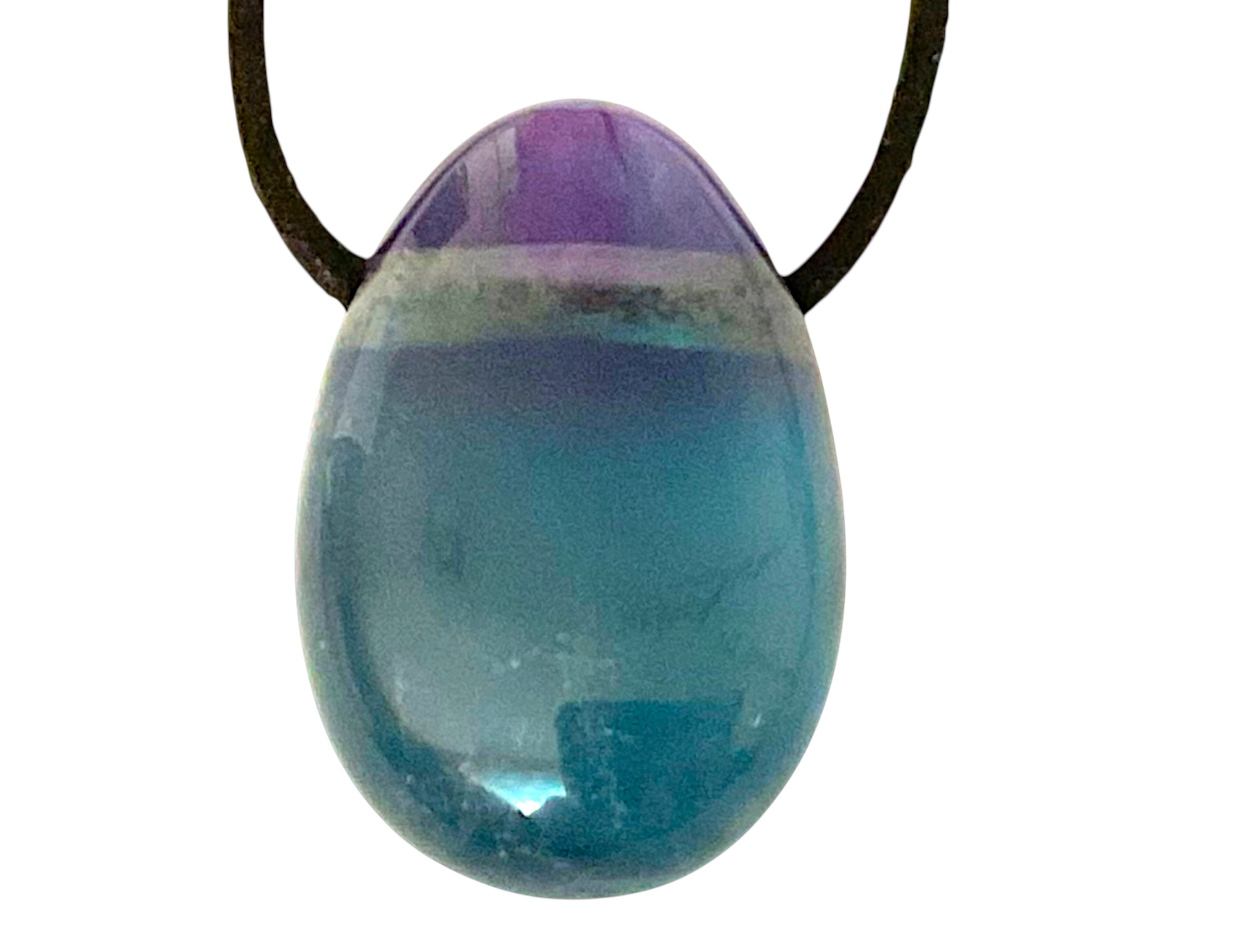 Steinfixx® Amulett Set Edelstein Anhänger aus echtem grünen Fluorit, Tropfenanhänger (30x20mm, 1-tlg., meisterhaft poliert, Mexiko), incl. 80 cm Wildlederband und Geschenkverpackung