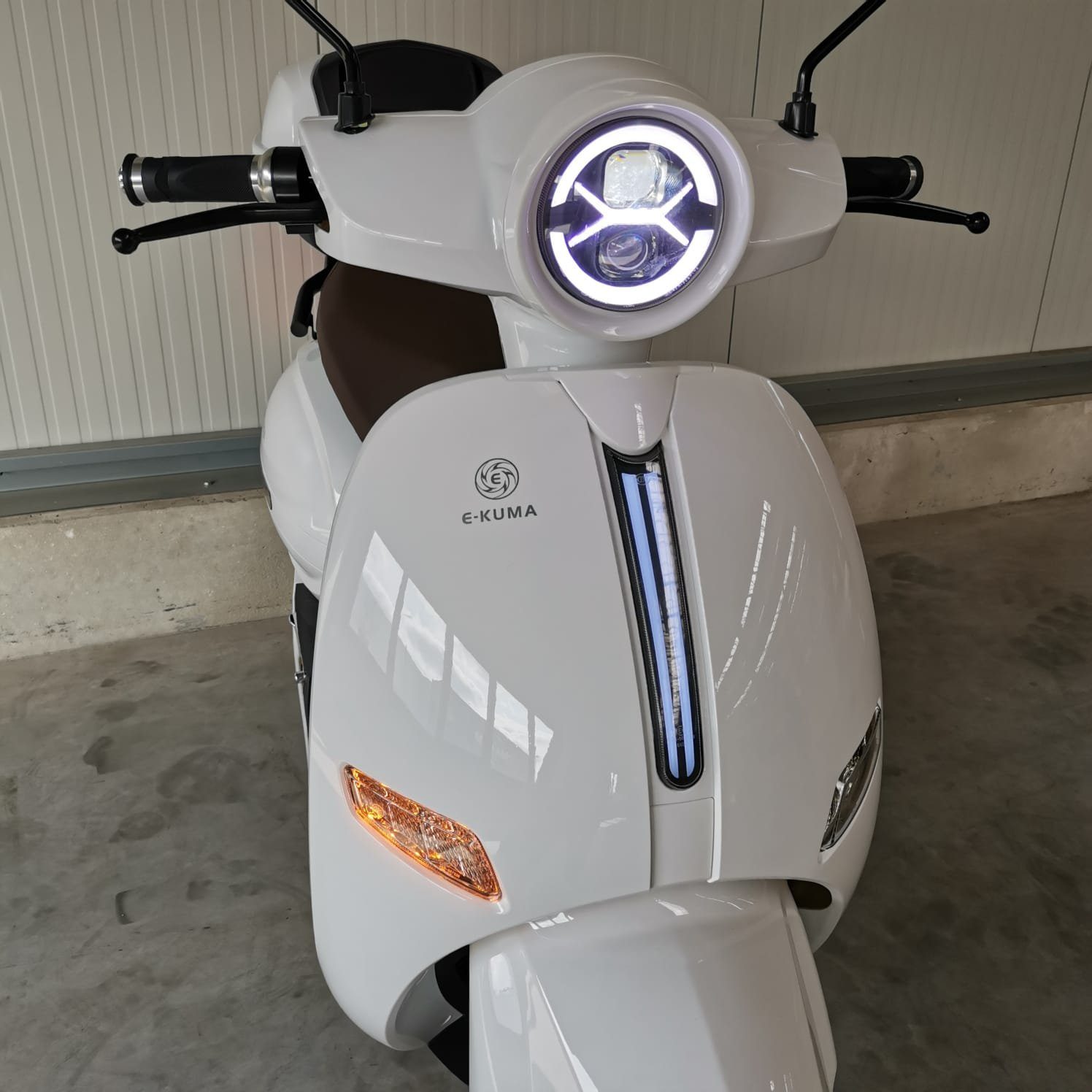 e-kuma E-Motorroller W, inklusive silbergrau Sun-S+, 90 km/h, 8000,00 Topcase