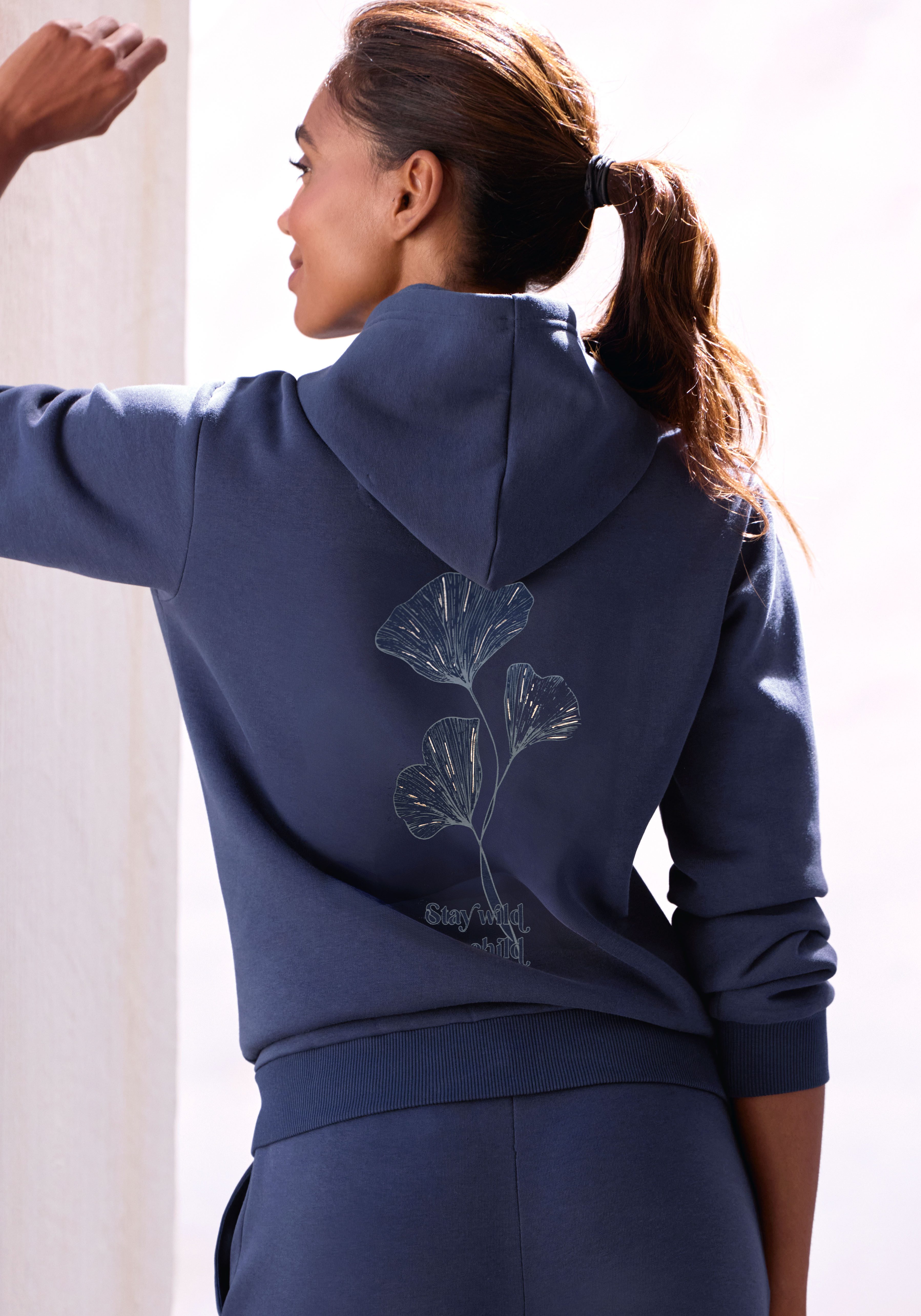 LASCANA Kapuzenpullover mit glänzendem Druck, Loungewear. € 44,99