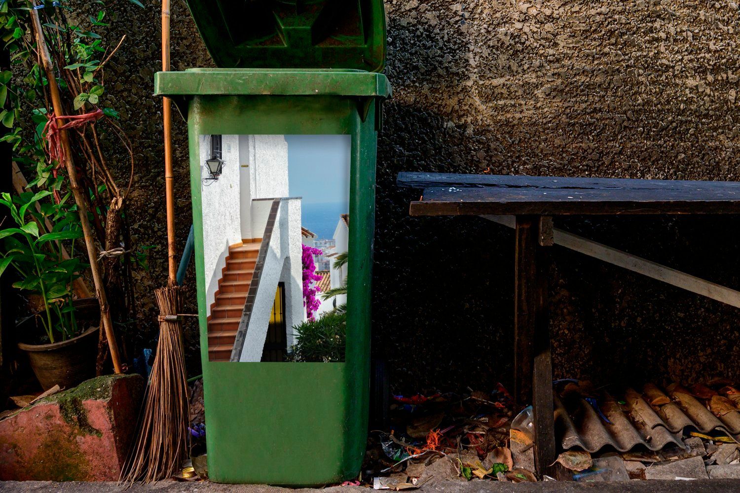 auf Spaniens Mülleimer-aufkleber, Sticker, St), (1 das zwischen MuchoWow Ein Mülltonne, den Meer Blick Abfalbehälter Wandsticker Container, Häusern weißen