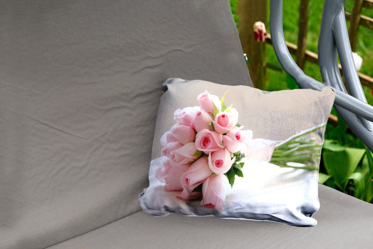 MuchoWow Dekokissen Ein Blumenstrauß Rosen Tisch, einem auf weißen aus Kissenhülle Dekokissenbezug, Polyester, Outdoor-Dekorationskissen, rosa