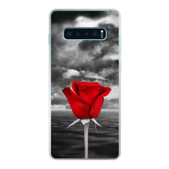 MuchoWow Handyhülle Schwarz-Weiß-Fotografie einer roten Rose vor einem Meer und einem Phone Case Handyhülle Samsung Galaxy S10 Lite Silikon Schutzhülle