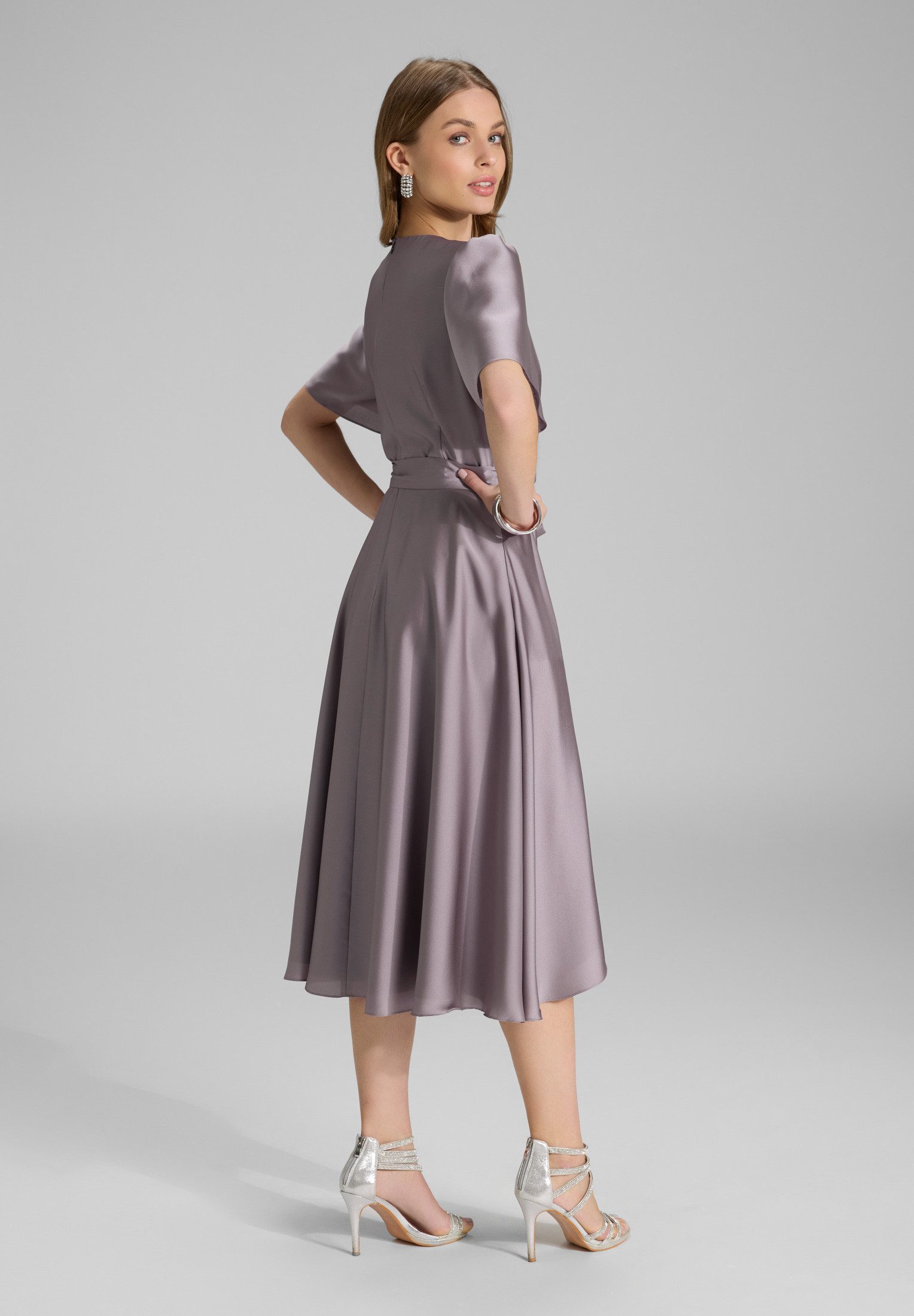 SWING Cocktailkleid Taillierter Schnitt mit fließendem günstig online kaufen