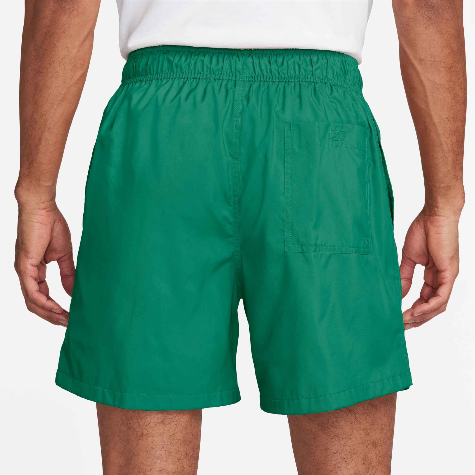 Nike Sportswear Shorts Nike Club Men's Woven Flow Shorts mit Eingrifftaschen und Gesäßtasche, schnell trocknend, pflegeleicht