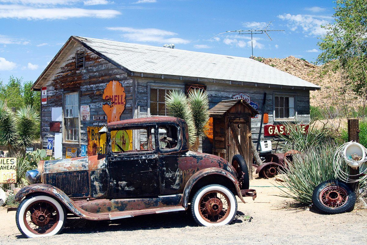 Papermoon Fototapete Altes Hütte Auto an