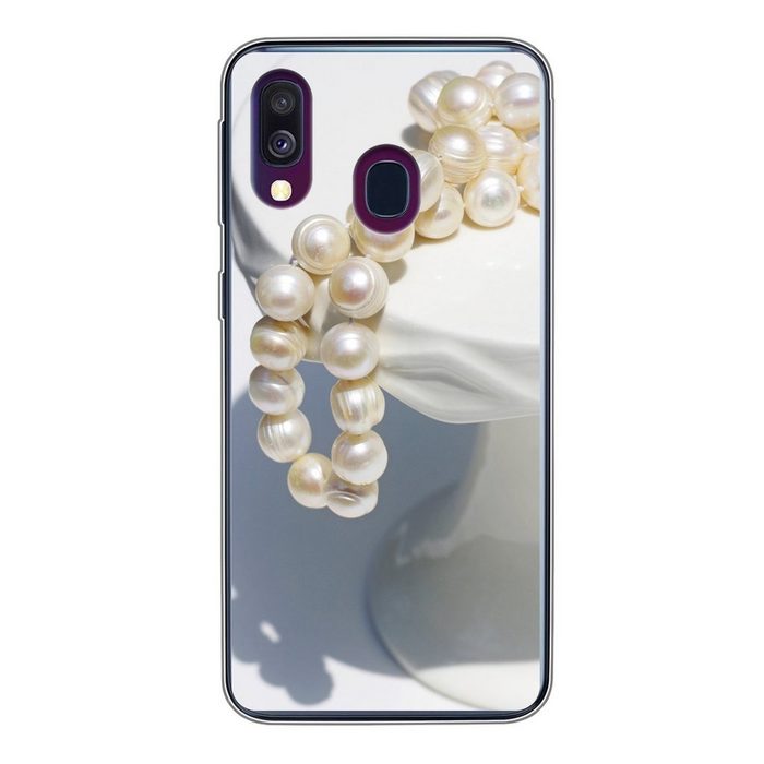 MuchoWow Handyhülle Perlenkette auf weißem Sockel Handyhülle Samsung Galaxy A40 Smartphone-Bumper Print Handy