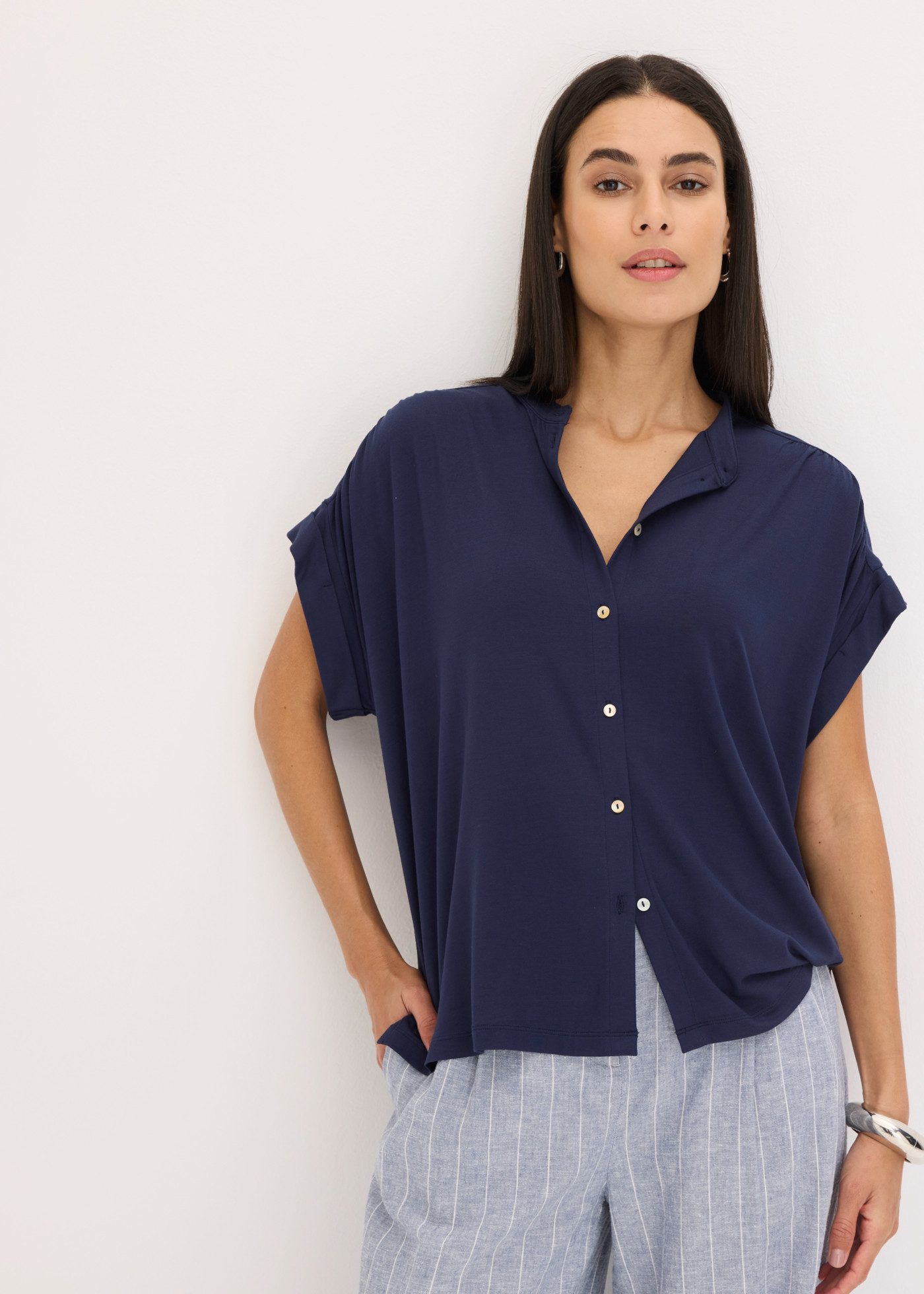 bonprix Blusenshirt aus Viskose, lässige Passform, Kurzarm, ohne Kragen, festlicher Stil