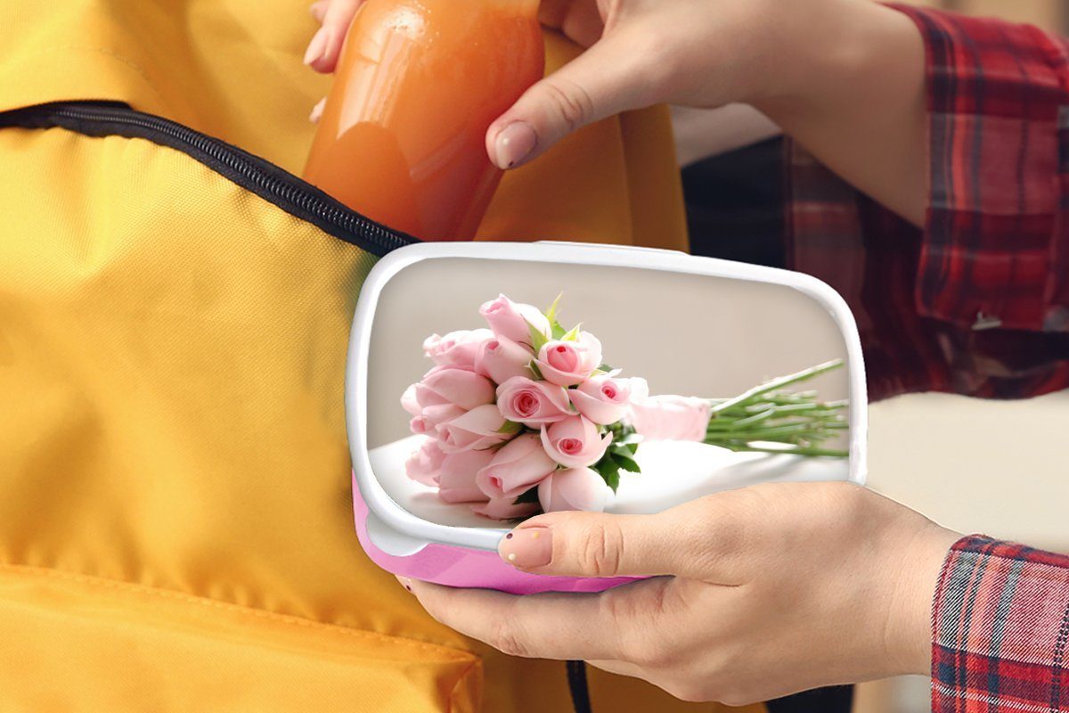 auf Rosen Kinder, Brotdose für Snackbox, MuchoWow rosa Kunststoff, aus weißen Brotbox Blumenstrauß Erwachsene, (2-tlg), Lunchbox Tisch, Ein einem Mädchen, Kunststoff