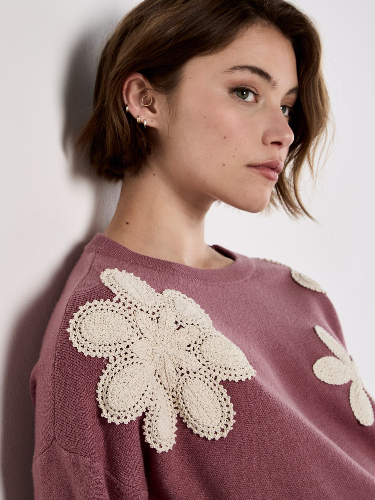 Apricot Rundhalspullover Strickpullover mit großen aufgestickten Blüten