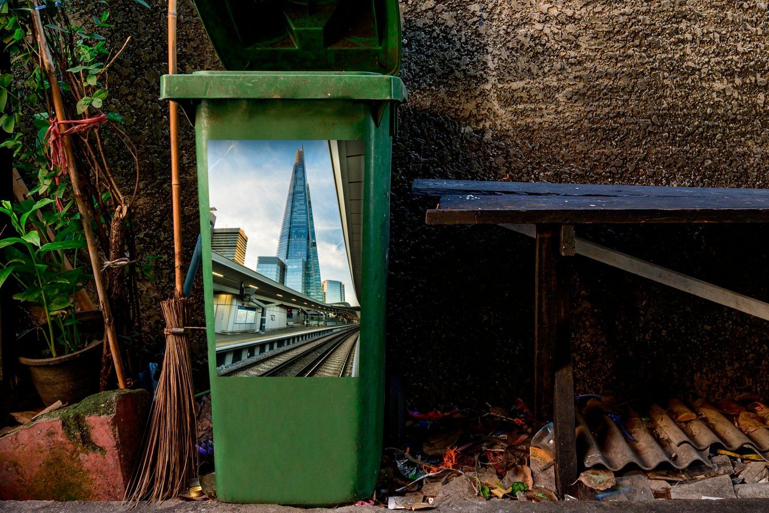 aus Container, Abfalbehälter Sticker, Shard MuchoWow Wandsticker London in von Mülltonne, The einem Mülleimer-aufkleber, St), (1 Bahnhof