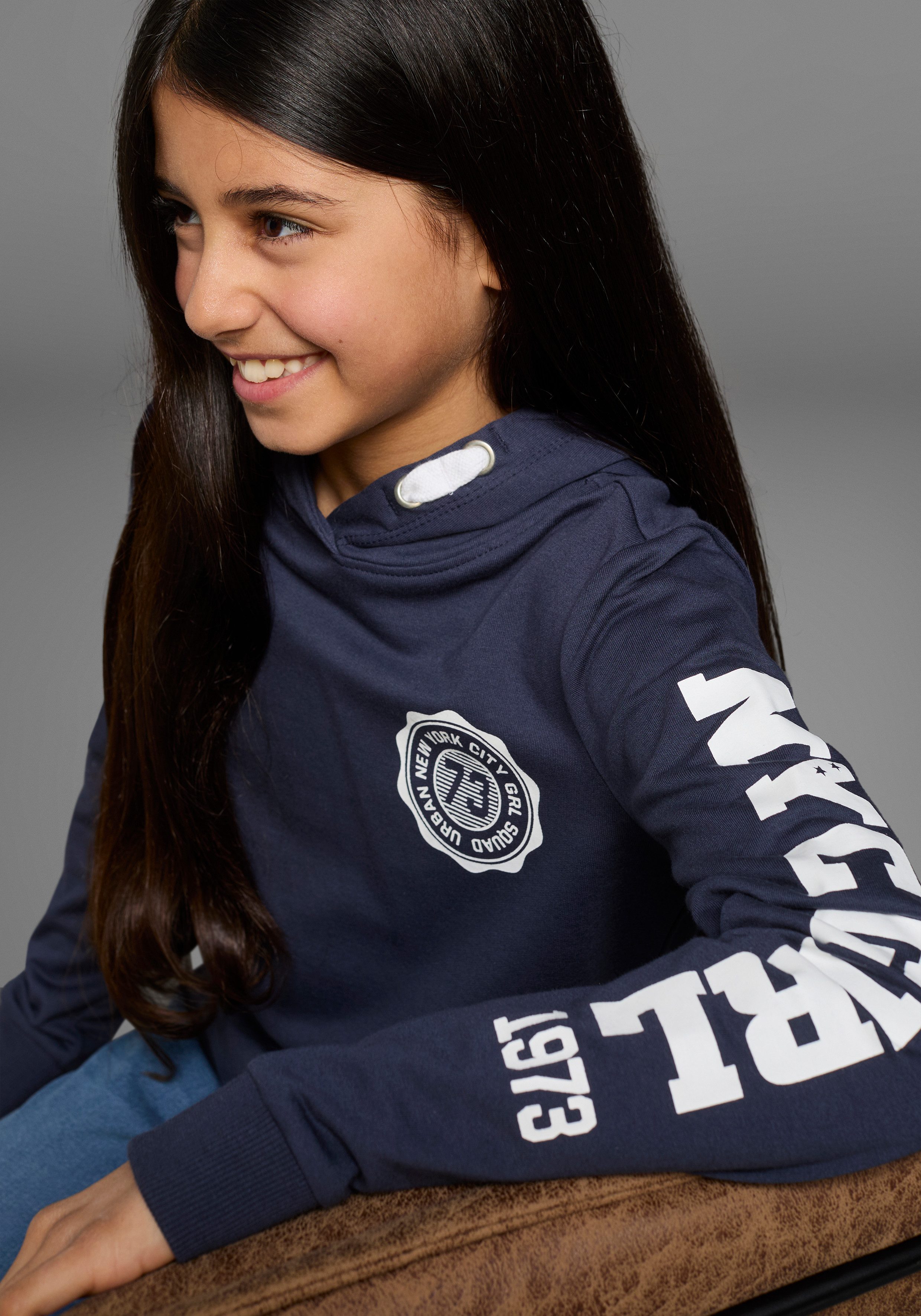 KIDSWORLD Kapuzensweatshirt Shirt mit Ärmelprint Langarm, mit stylischem Print, mit Kapuze, aus Baumwolle