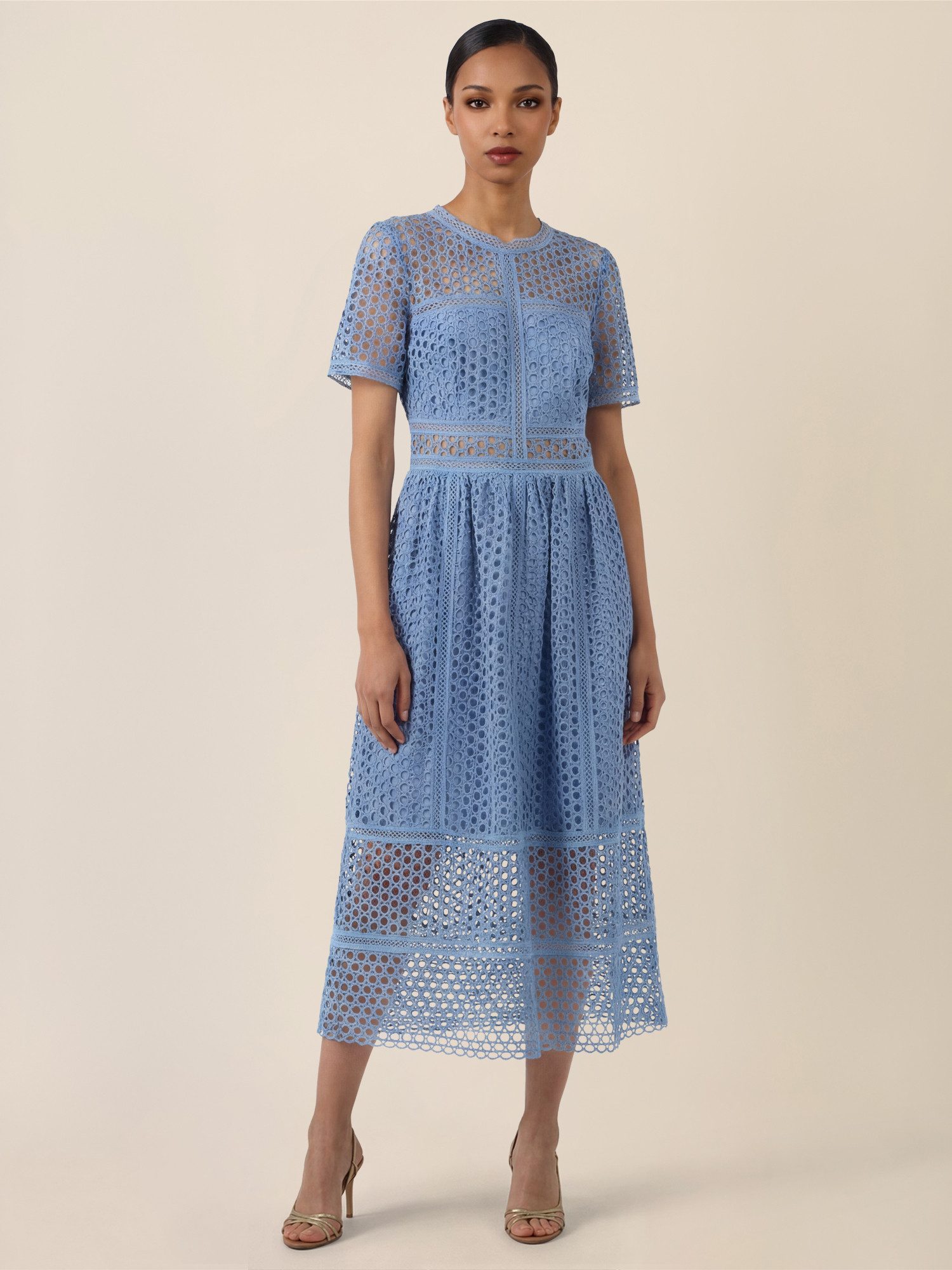 Apart Spitzenkleid mit Häkelspitze und Transparenz