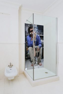 Wallario Duschrückwand Kloparty - Sexy Mann auf Toilette mit Zigarette, (1-tlg)