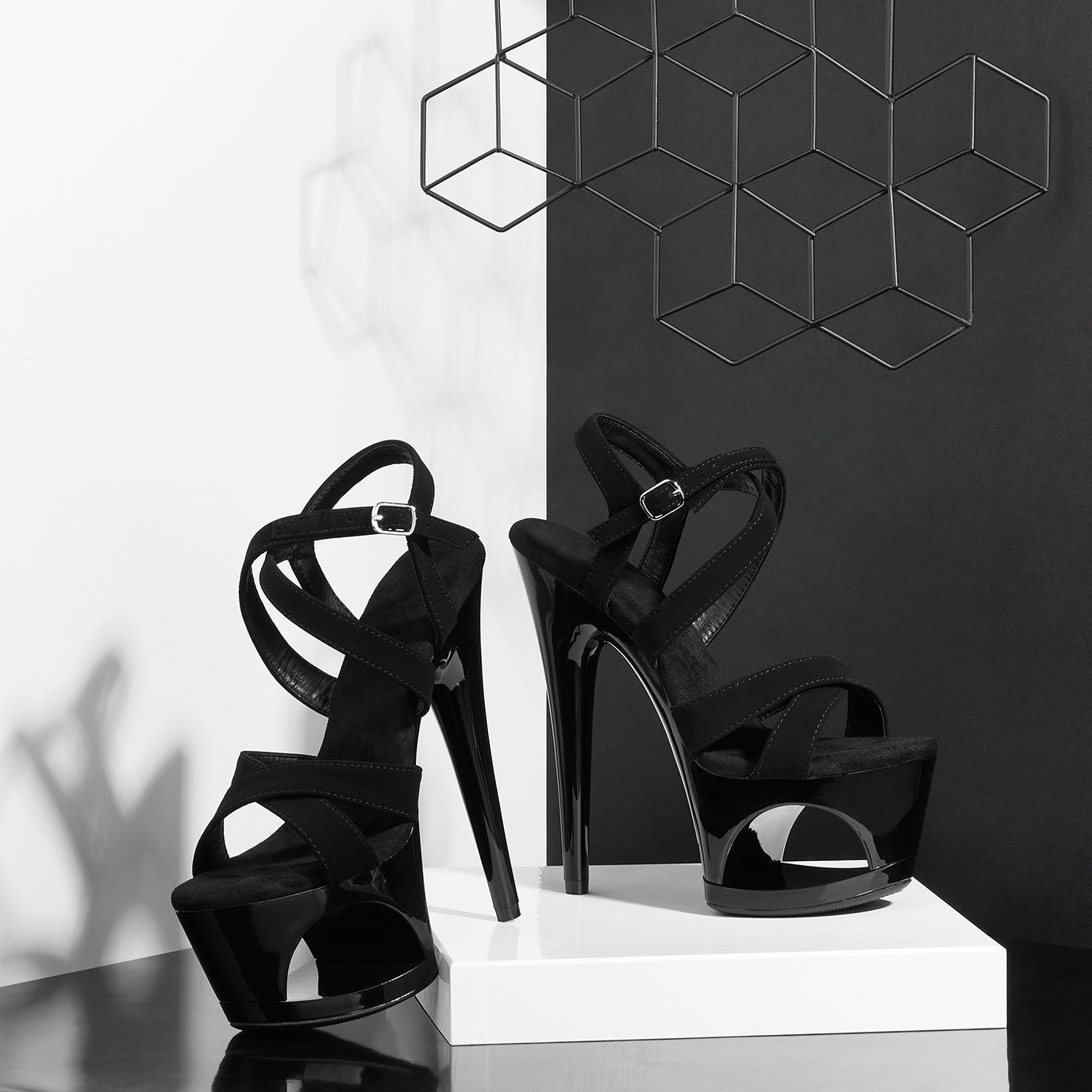 EIS EIS Absatzschuhe, Riemchen-Sandalette mit Plateau, High Heels T-Strap-Zehentrenner süßes Riemchen-Design; sexy Plateau-Aussparung