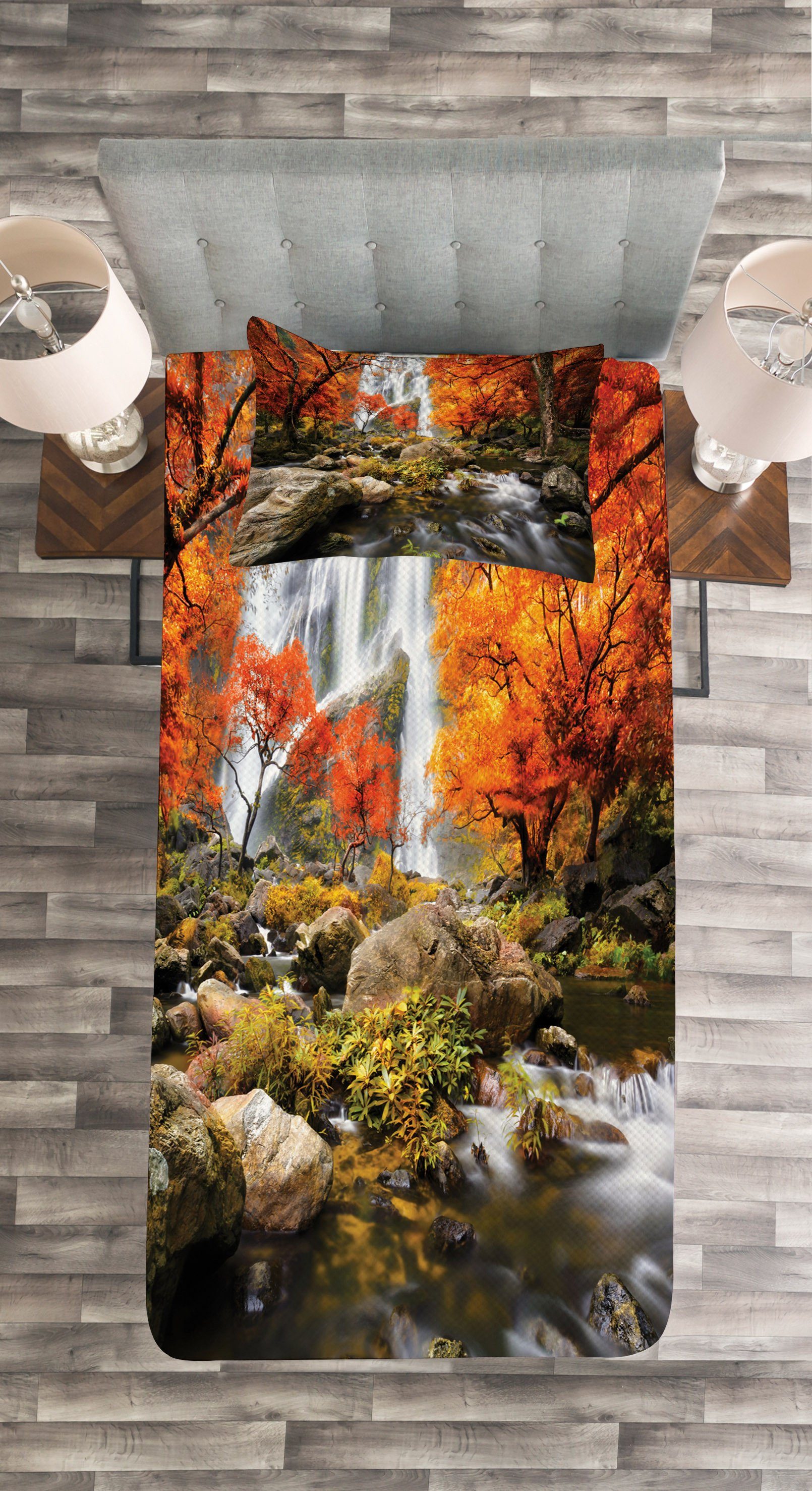Tagesdecke Set mit Kissenbezügen Urwald Waschbar, Fluss Felsen Bach Herbst auf Abakuhaus