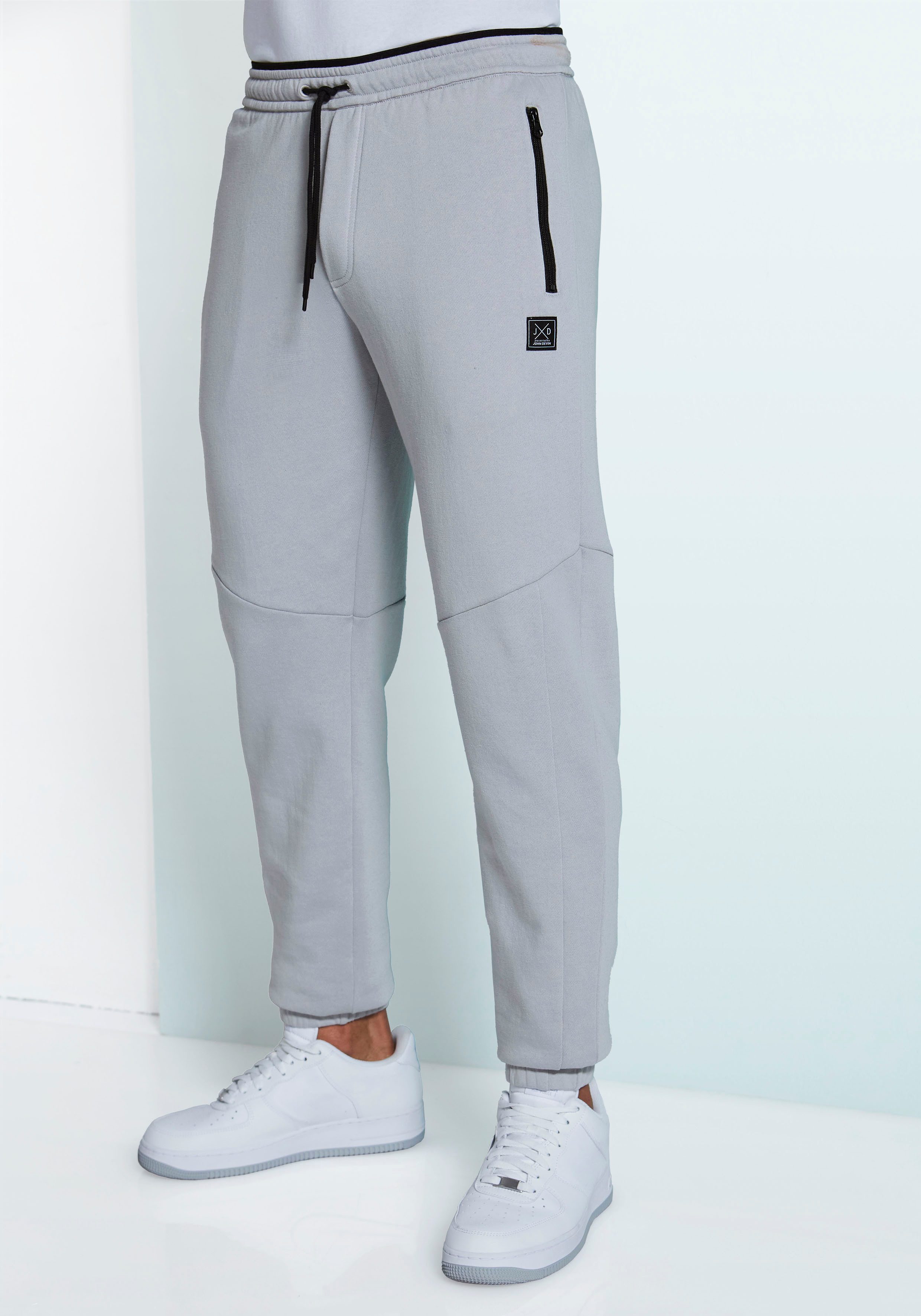 John Devin Sweathose Jogginghose mit seitlichen Taschen und Bindeband aus Baumwoll-Mix. € 29,99, (€ 29,99 pro 1 Stk).