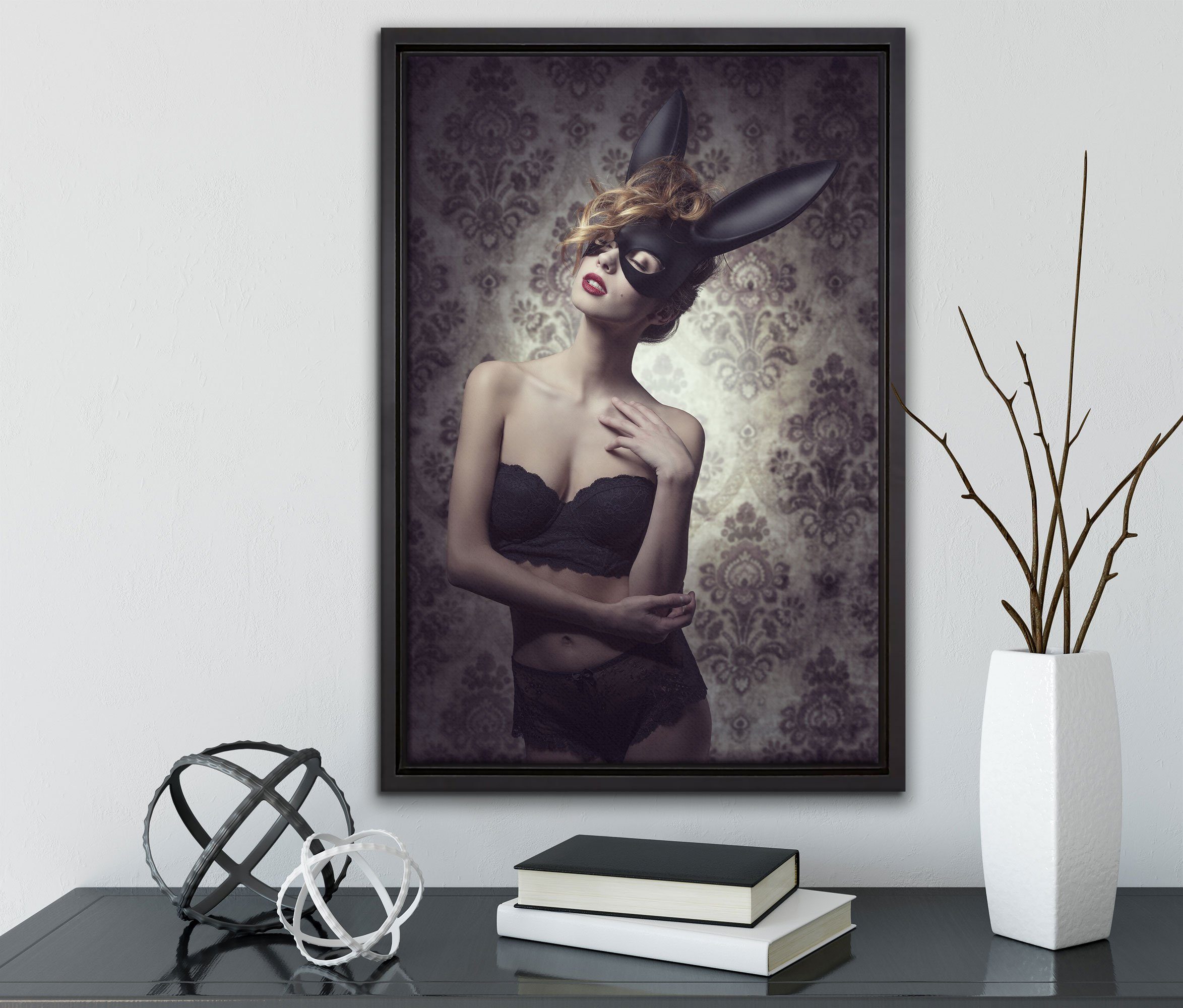 Pixxprint Leinwandbild inkl. fertig Zackenaufhänger einem attraktive Schattenfugen-Bilderrahmen Maskierte (1 St), bespannt, Wanddekoration gefasst, in Frau, Leinwandbild