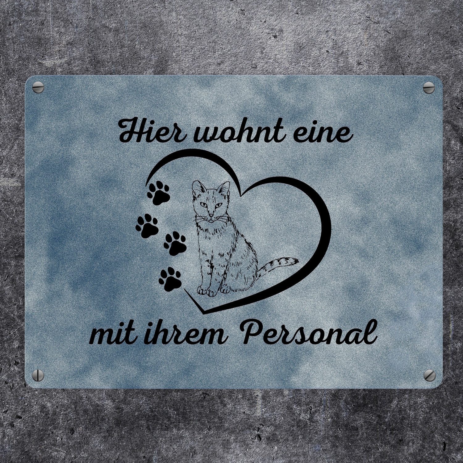 speecheese Metallschild Hier wohnt eine Katze mit ihrem Personal Metallschild in 15x20 cm