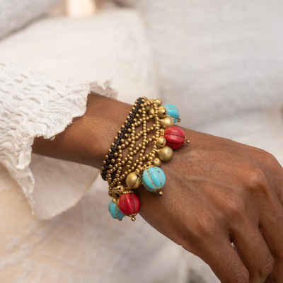 Made by Nami Perlenarmband Boho Damen mit Türkisen Perlen und weißen Steinen Hippie Accessoires, Geschenke für Frauen 16 + 4 cm Länge