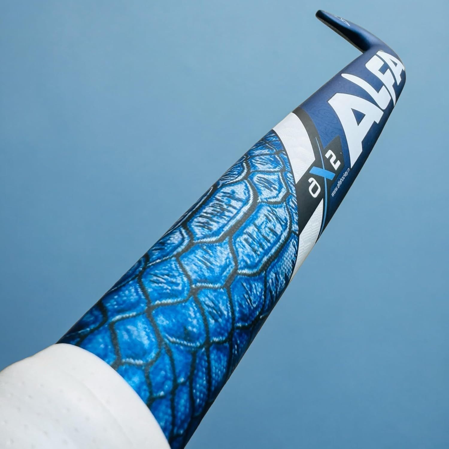 ALFA Eishockeyschläger AX2 Hockeyschläger 36,5" Blau Hybrid Carbon mit Tasche & Ball (Feldhockeyschläger-Set mit Schlägertasche & Hohlball, 36,5", 25 % Carbon, 10 % Kevlar, 65 % Glasfaser, inkl. Zubehör) Low Bow mit Scoop Bend, PU-Griff, Dual Core, Drag Flick optimiert