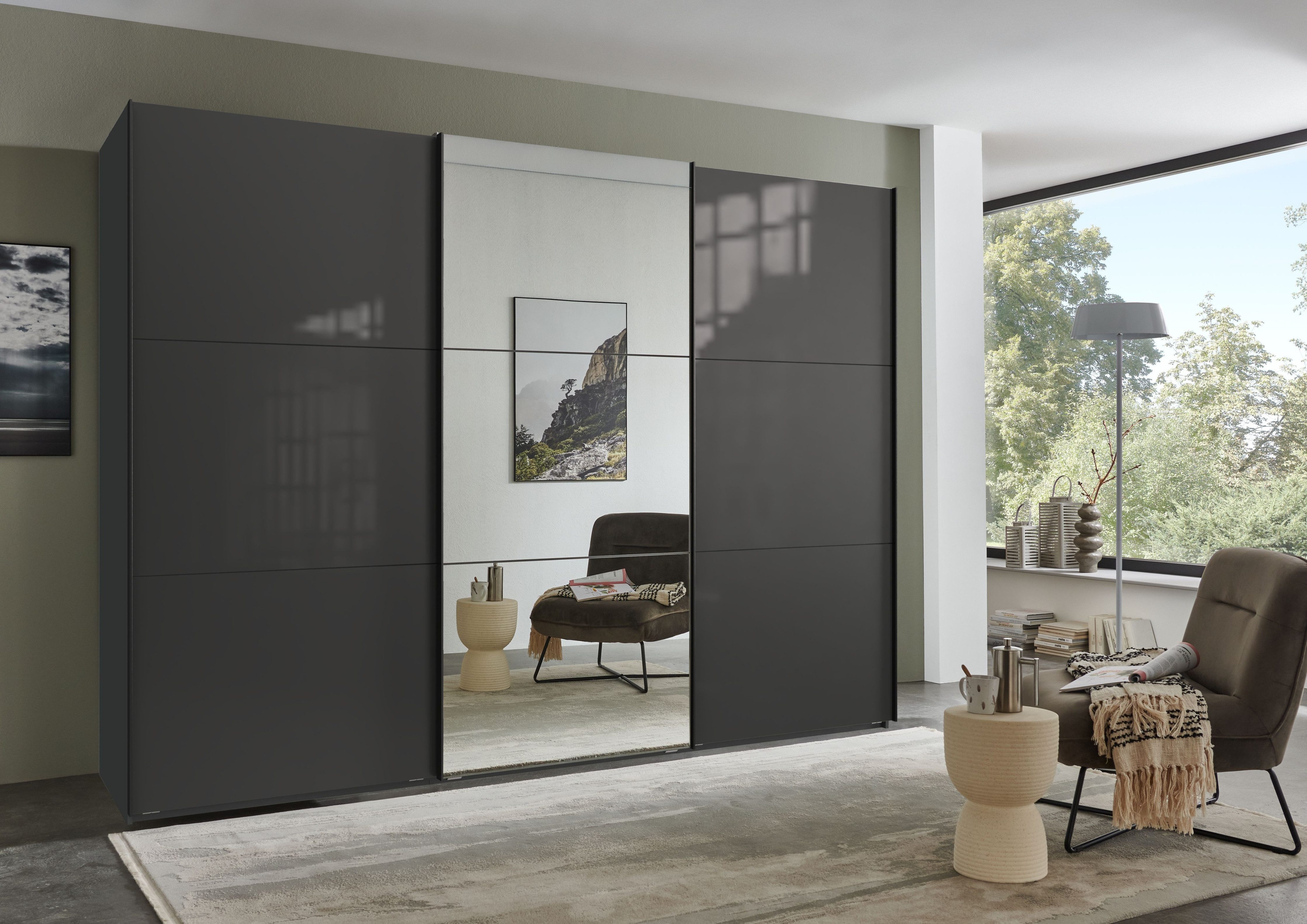 luma-home Schwebetürenschrank 22041 (3-türiger Kleiderschrank B300/H216/T65 cm mit Vollausstattung als optimale Stauraumlösung) Anthrazit mit Glasfront, Spiegeltür und schwarzen Griffleisten