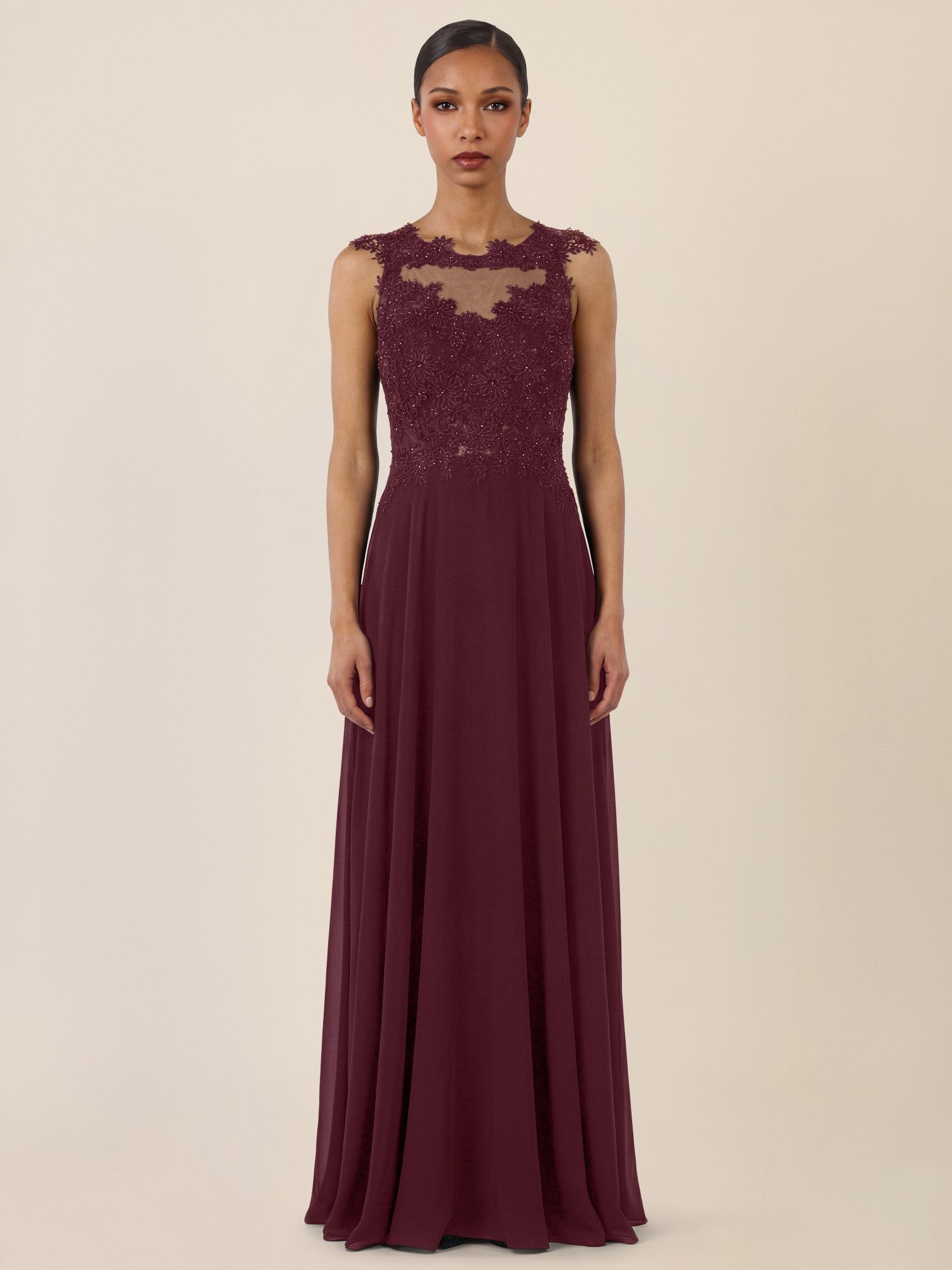 Apart Abendkleid mit floraler Spitze und fließendem Rock