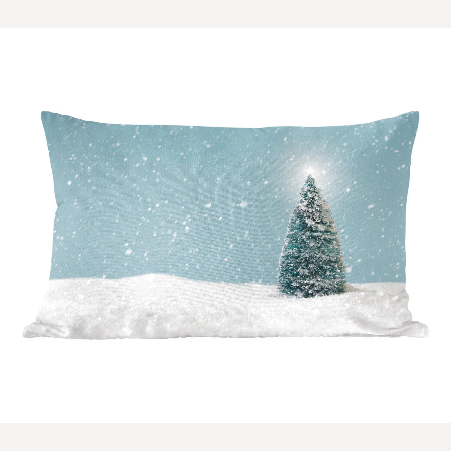 MuchoWow Dekokissen Ein Weihnachtsbaum in einer verschneiten Landschaft und einem blauen, Wohzimmer Dekoration, Zierkissen, Dekokissen mit Füllung, Schlafzimmer