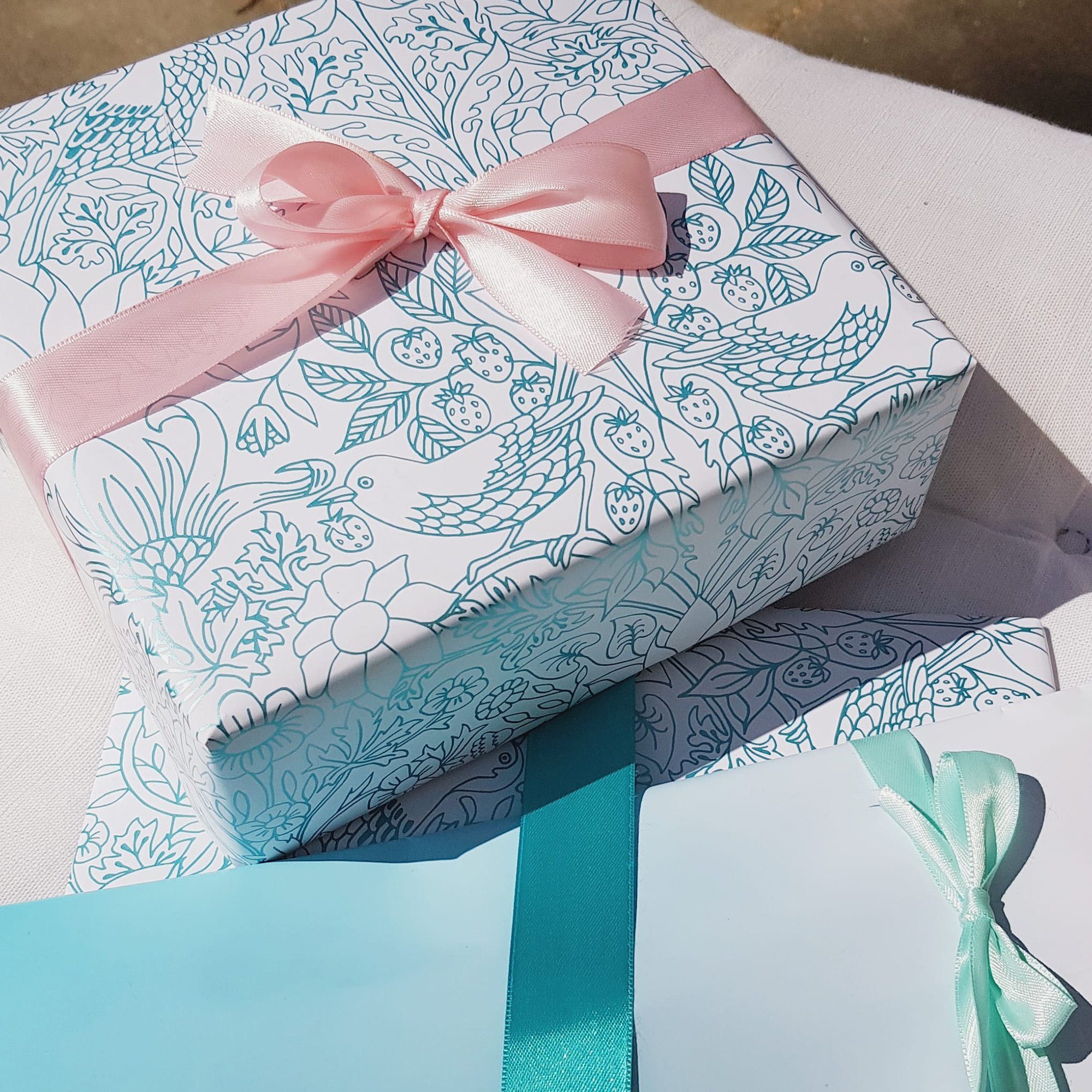 Bow & Hummingbird Geschenkpapier Geschenkpapier Strawberry Field, 100% Recyclingpapier