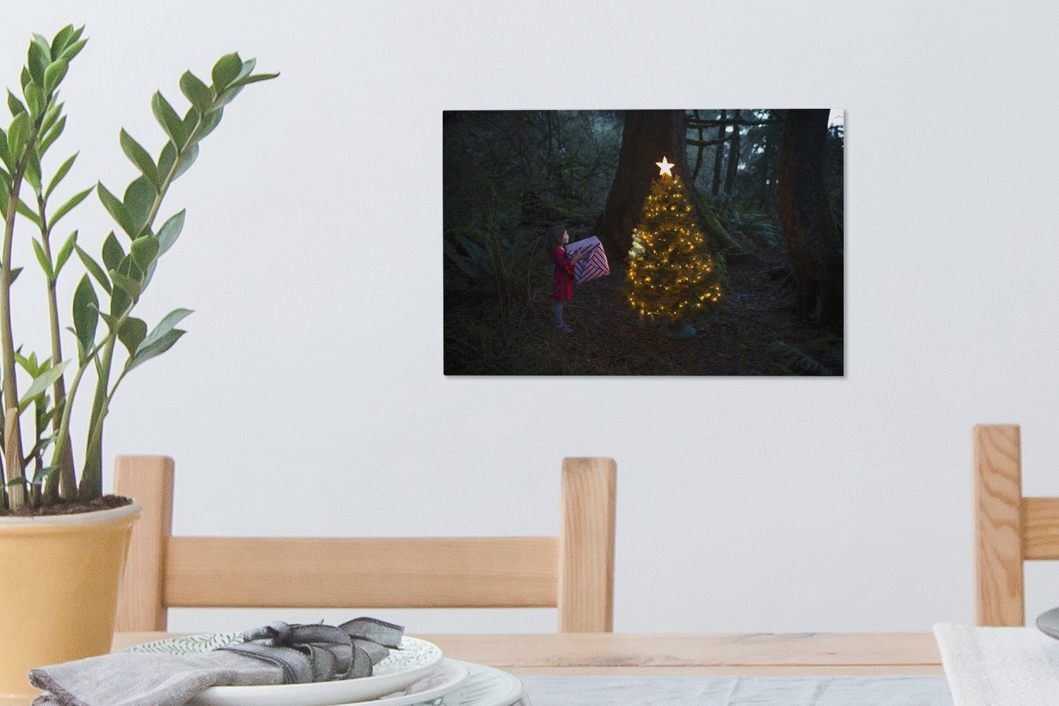 Wandbild Wanddeko, Aufhängefertig, OneMillionCanvasses® 30x20 (1 - St), Leinwandbild Weihnachtsbaum - cm Leinwandbilder, Mädchen, Wald