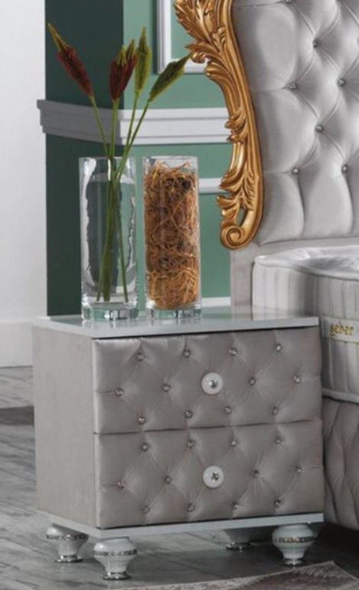 Casa Padrino Beistelltisch Barock Nachttisch mit Glitzersteinen und 2  Schubladen Grau / Weiß / Silber 50 x 50 x H. 50 cm - Beistelltisch im  Barockstil - Barock Schlafzimmer Möbel