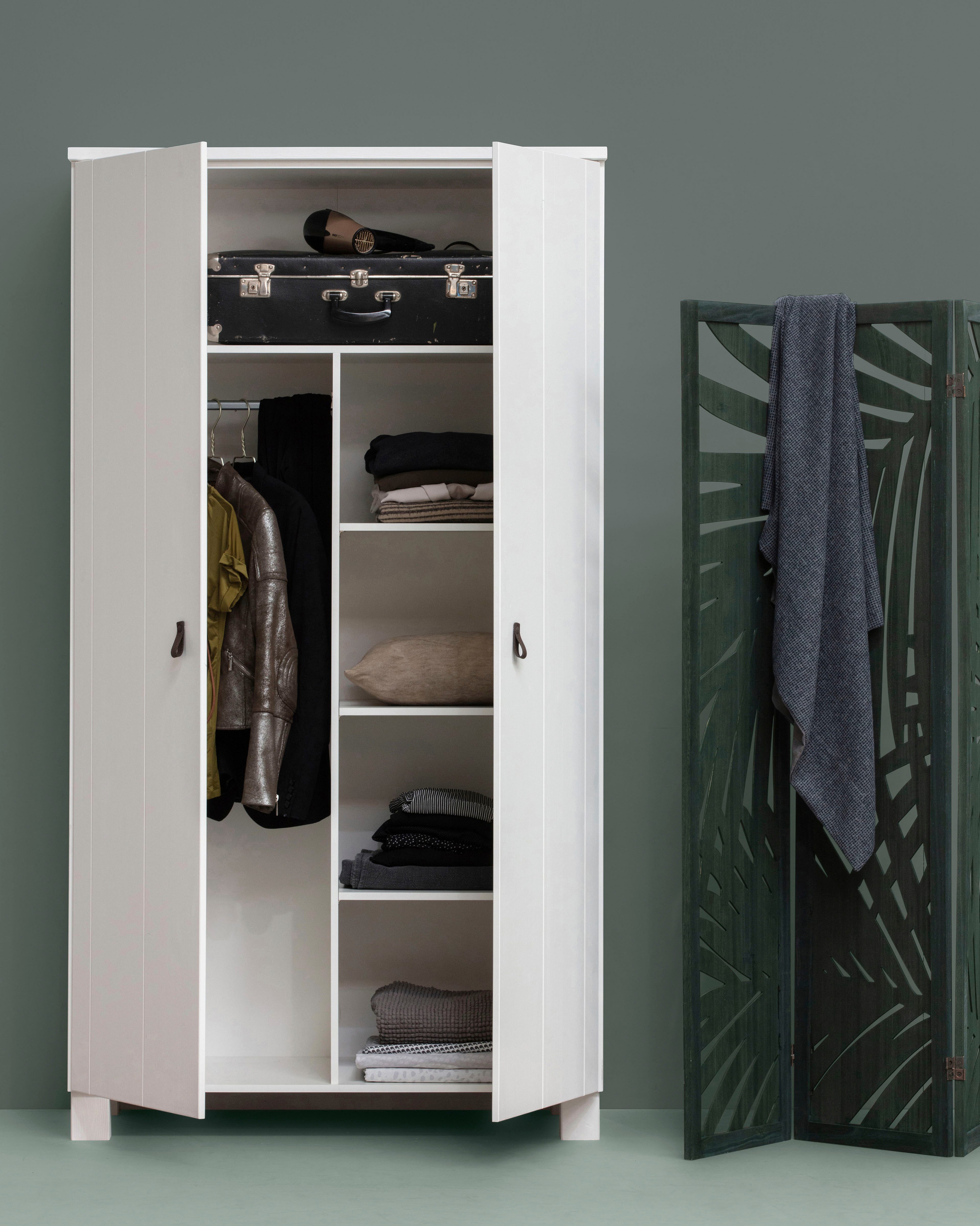 WOOOD Garderobenschrank Ties FSC®-Kiefernholz gebürstet mit Ledergriffen, H202 x B111 x T55 cm V-Nuten-Türen, Tragkraft 10 kg pro Einlegeboden, Melamininterieur