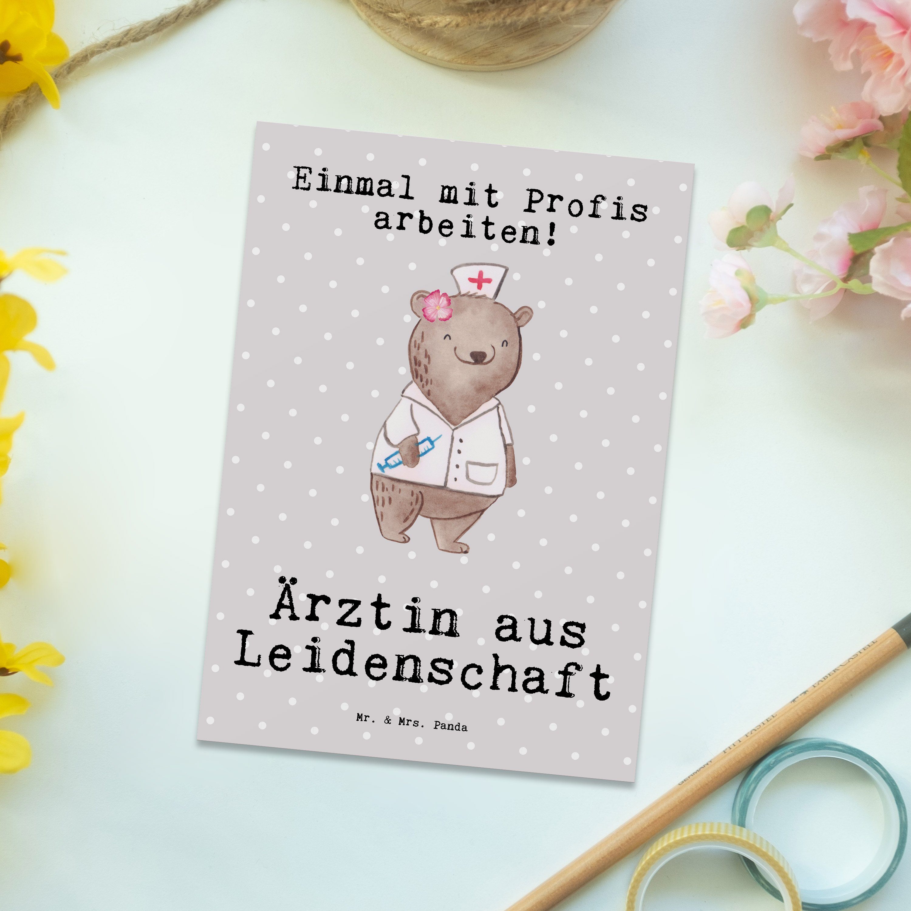 Mr. & Mrs. Panda Postkarte Ärztin - aus Hausärztin, Leidenschaft Gesche Grau Geschenk, Pastell 