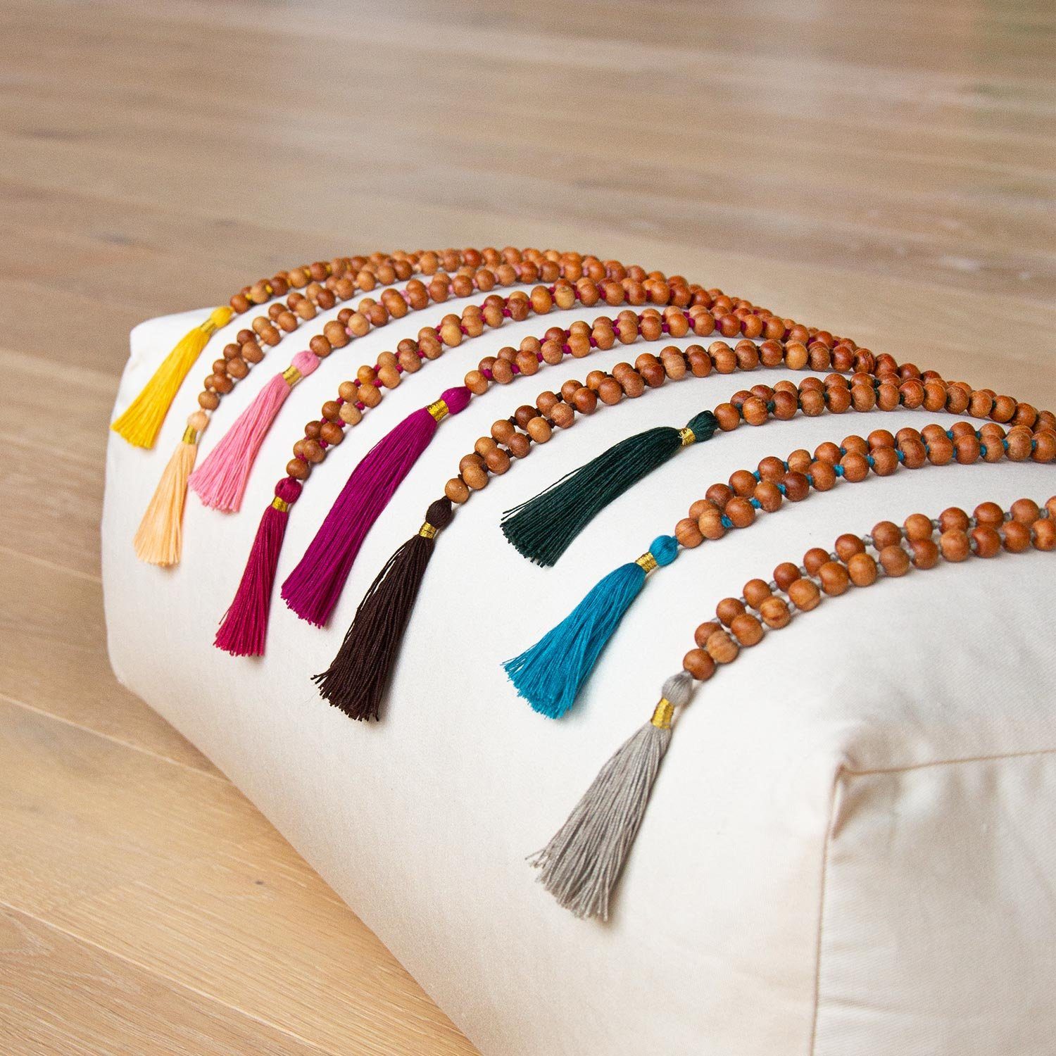 bodhi Perlenkette Mala Yoga Kette mit Sandelholz-Duft, farbige Quaste, 108 Perlen braun – Bild 5 von 5