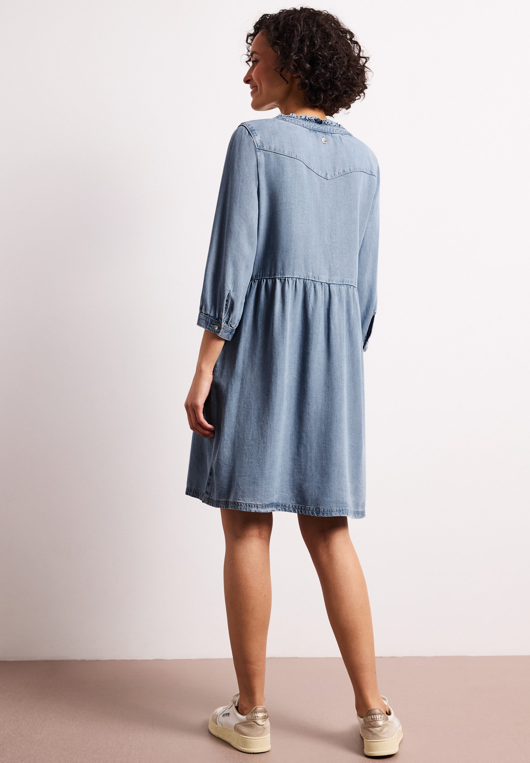 STREET ONE Jeanskleid weich fallende, vorgewaschene Optik, dekorative Knopfleiste